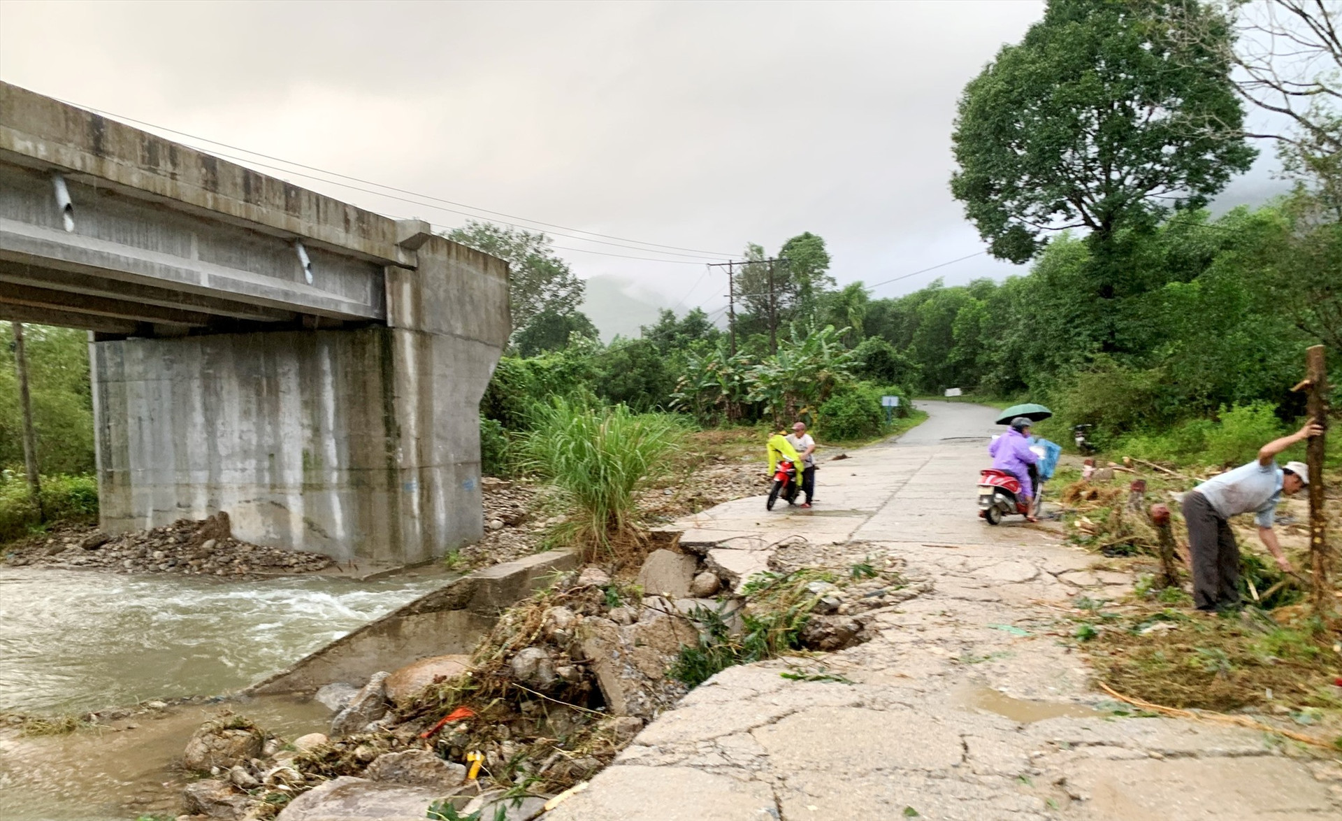 Ngầm Sông Ngang (xã Tam Trà, huyện Núi Thành) trên tuyến ĐT617 bị xói lở. Ảnh: C.T