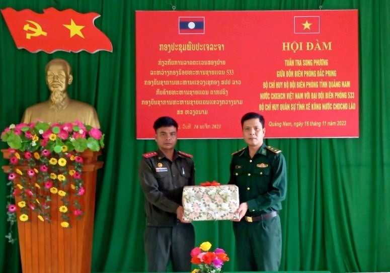 Đại diện Ban Chỉ huy Đồn Biên phòng Đắc Pring (Bộ đội Biên phòng tỉnh Quảng Nam) tặng quà Đại đội Biên phòng 533 (Lào).