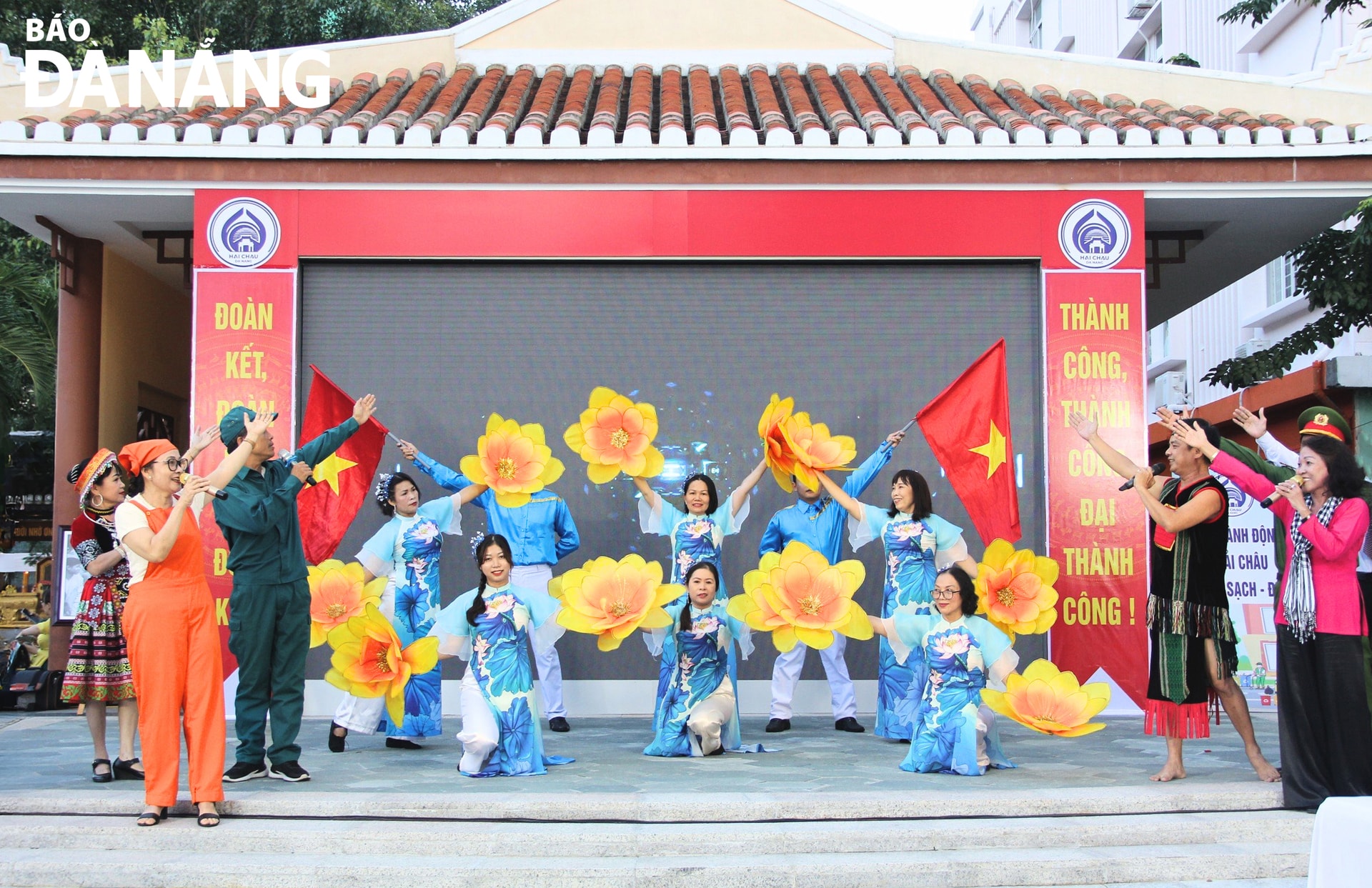 Các tiết mục văn nghệ tại ngày hội Đại đoàn kết của khu dân cư Định Thọ, phường Nam Dương (quận Hải Châu). Ảnh: X.H