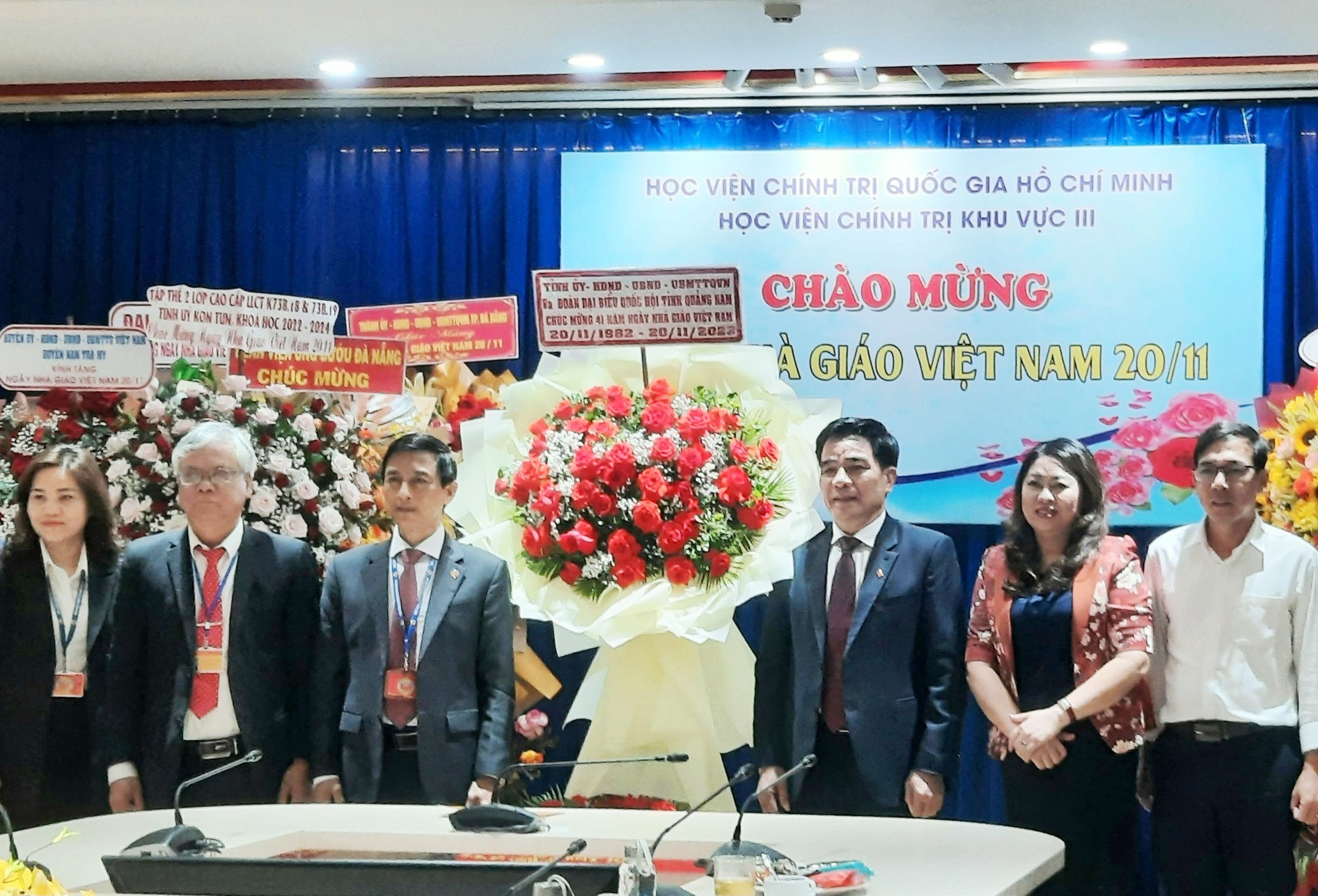 Lãnh đạo Quảng Nam tặng hoa chúc mừng Học viện Chính trị khu vực III. Ảnh: H.Đ