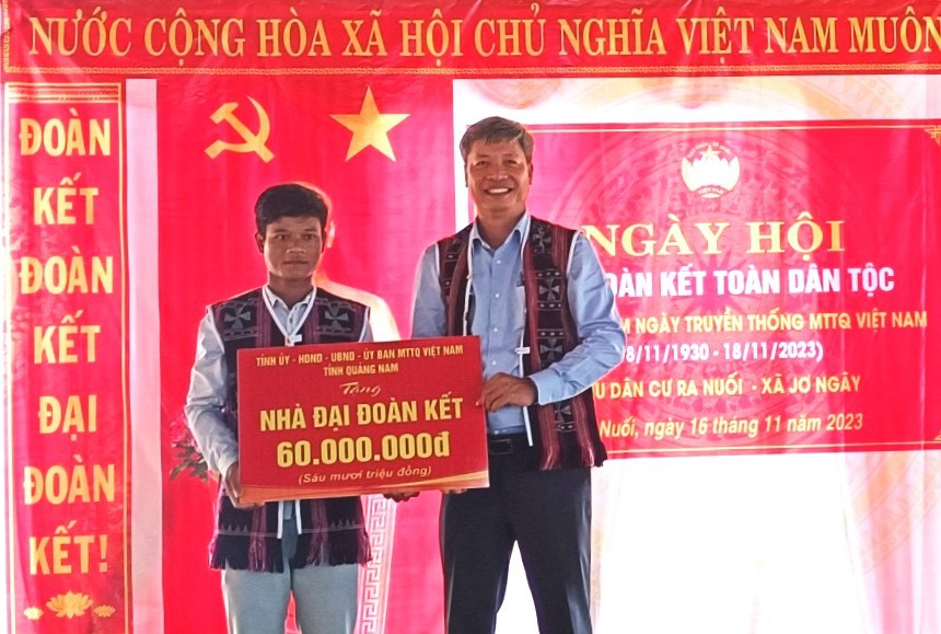 Phó Chủ tịch UBND tỉnh Hồ Quang Bửu trao nhà đại đoàn kết cho hộ dân khó khăn. Ảnh: N.H