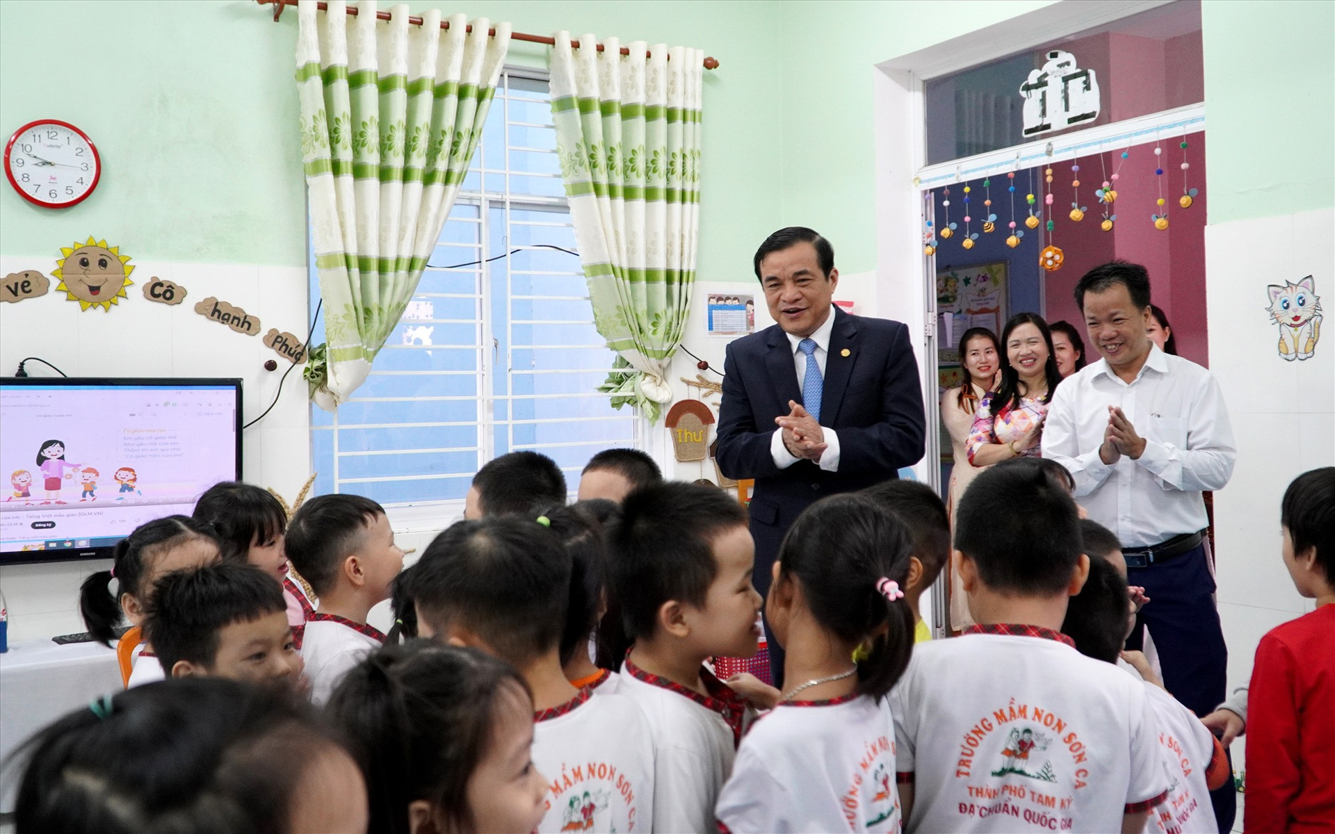 Bí thư Tỉnh ủy Phan Việt Cường thăm hỏi việc học tập của các cháu mầm non. Ảnh: H.Q