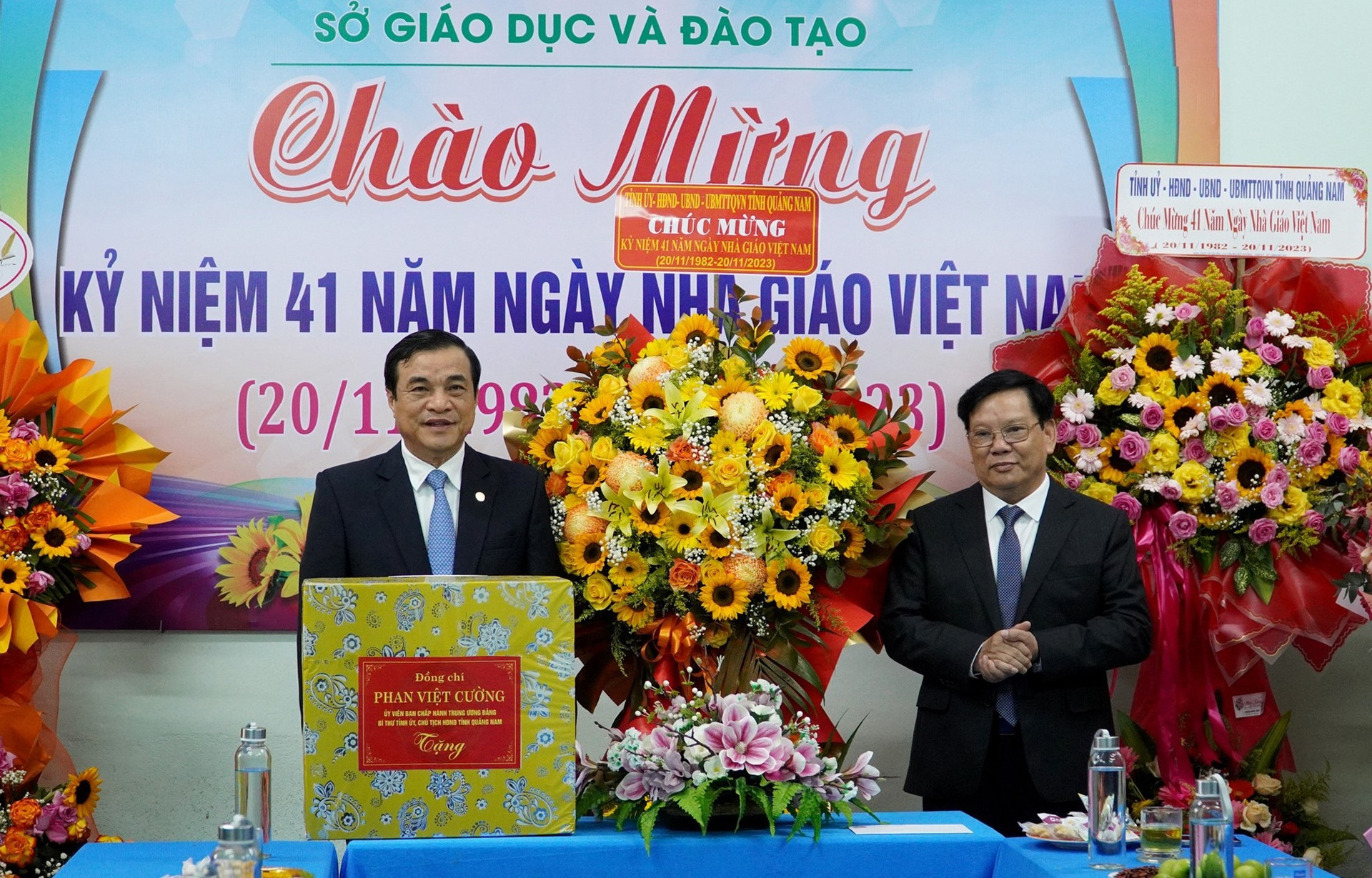 Đồng chí Phan Việt Cường tặng hoa và các phần quà chúc mừng lãnh đạo Sở GD-ĐT. Ảnh: H.Q