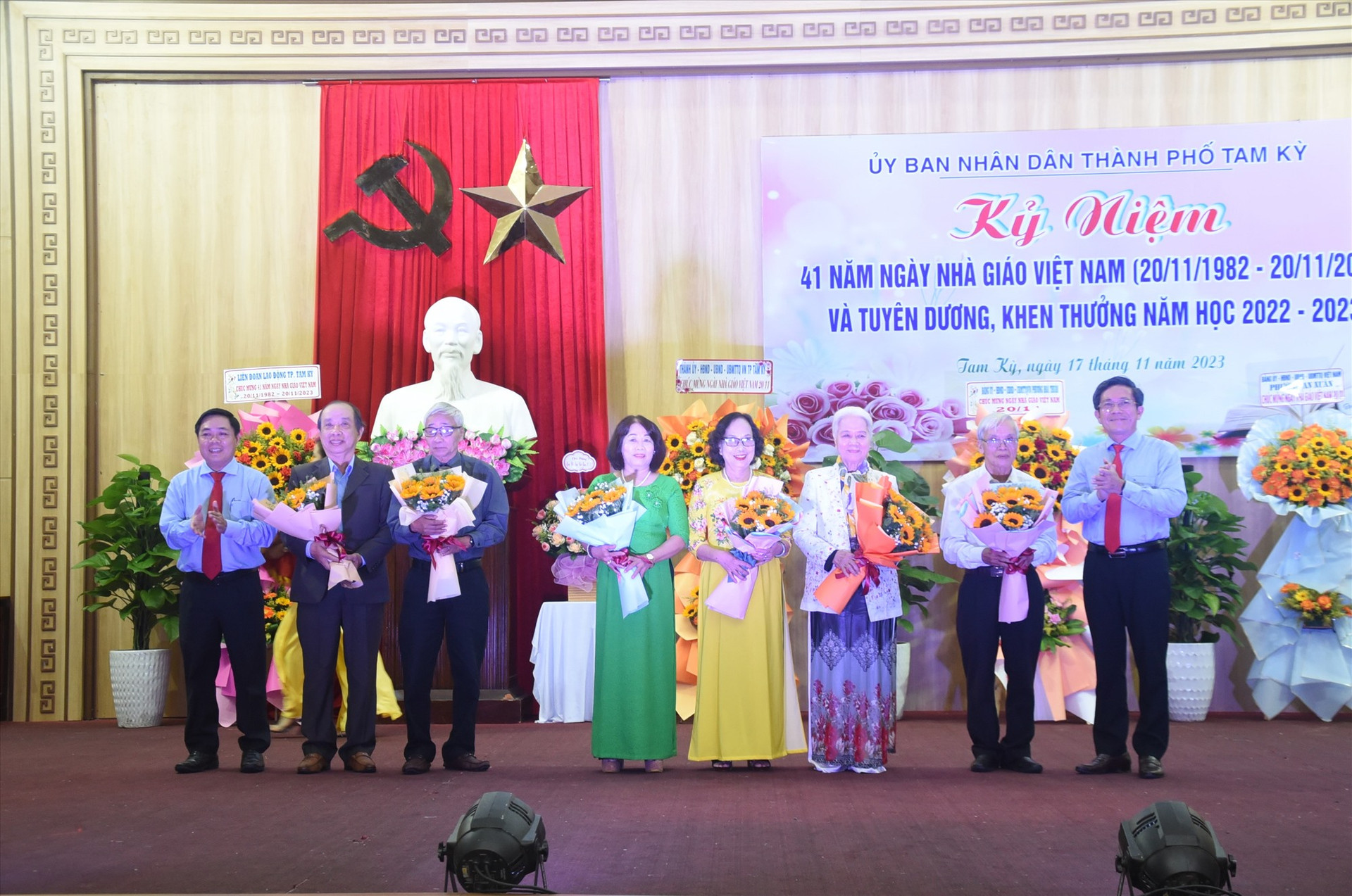 Lãn đạo thành phố Tam Kỳ tặng hoa chúc mừng ngày Nhà giáo Việt Nam cho các nhà giáo ưu tú, nguyên lãnh đạo ngành GD-ĐT. Ảnh: X.P