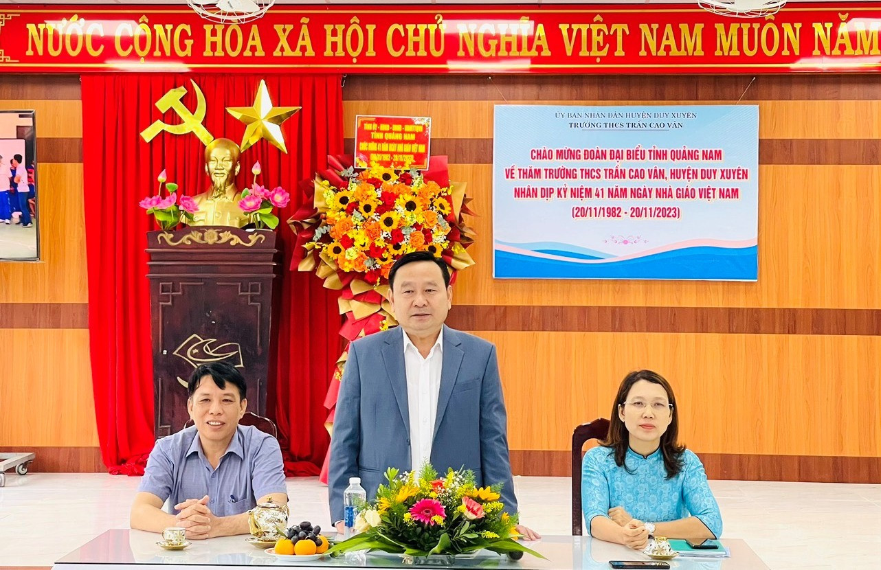 Đồng chí Nguyễn Công Thanh phát biểu chia sẻ, động viên thầy cô giáo trường THCS Trần Cao Vân.