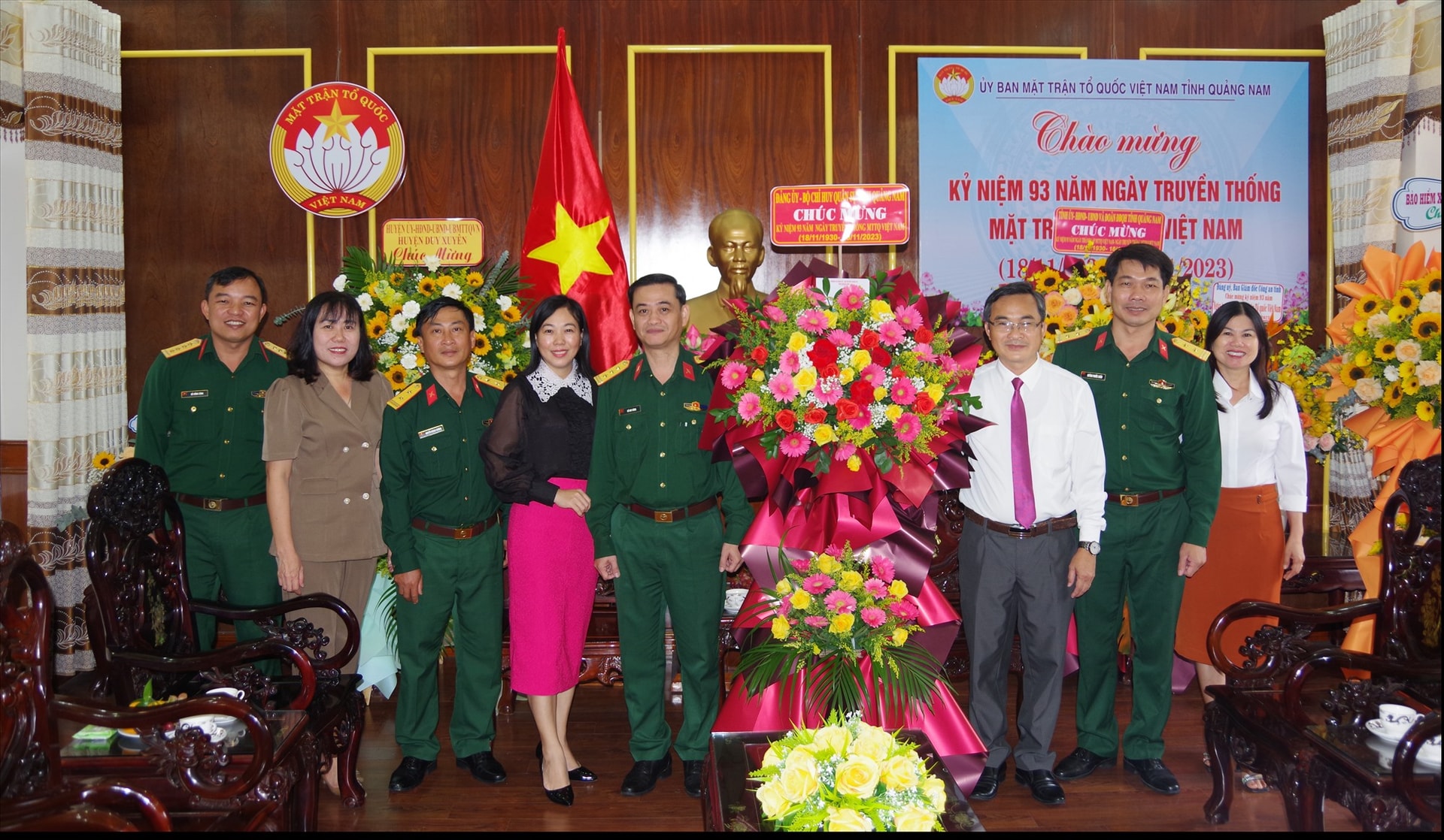 Thượng tá Hồ Huy Hùng, Phó Chính ủy Bộ CHQS tỉnh đến thăm, chúc mừng Ủy Ban Mặt trận Tổ quốc Việt Nam tỉnh nhân kỷ niệm 93 năm Ngày thành lập.