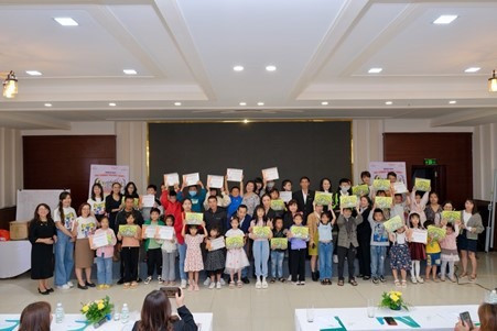 Các em nhỏ năng nổ tham gia lớp học về quản lý tài chính của đội ngũ giáo viên tình nguyện Cha-Ching. Ảnh: NVCC.