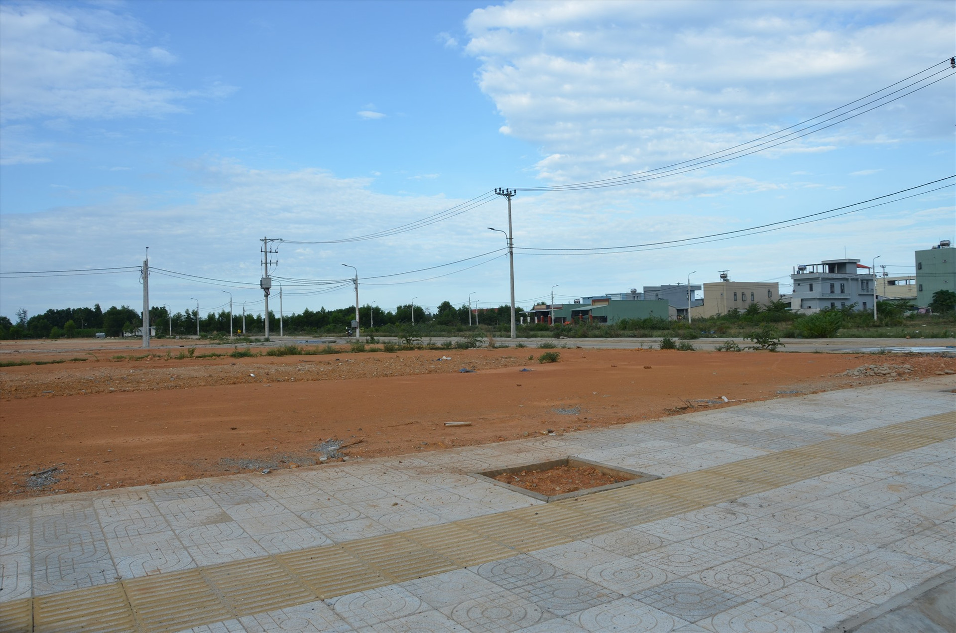 Các dự án đất nền thời điểm cuối năm vẫn giao dịch rất chậm. Trong ảnh là khu dân cư ở Tam Anh Nam (Núi Thành) đang hoàn thiện hạ tầng.