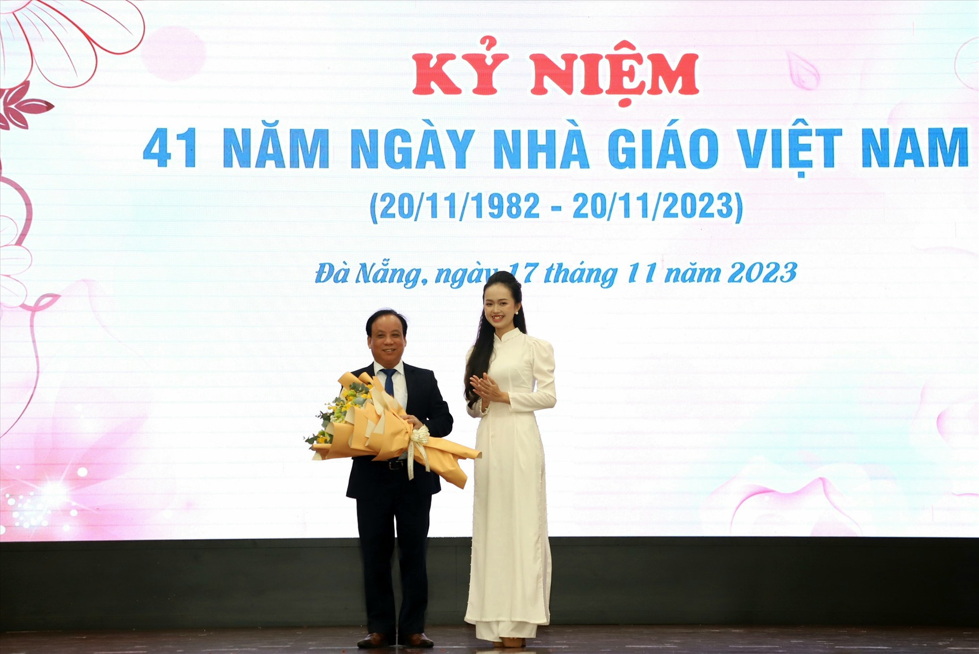 Đại diện sinh viên tặng hoa chúc mừng Giám đốc Đại học Đà Nẵng.  Ảnh NTB
