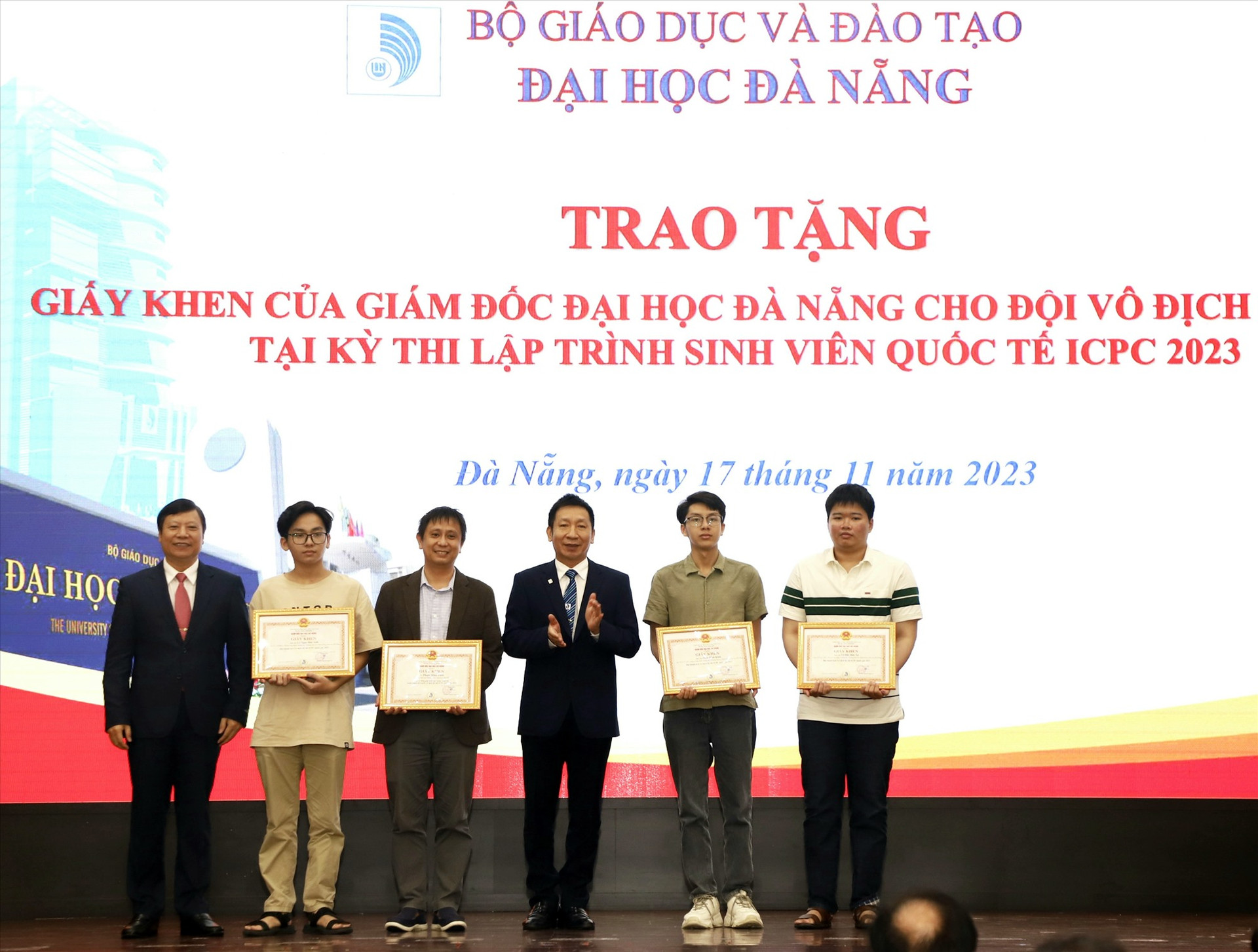 Trao Giấy khen cho Đội tuyển SV Trường ĐH Bách khoa -ĐHĐN vô địch Cuộc thi lập trình ICPC Vietnam-2023. Ảnh NTB