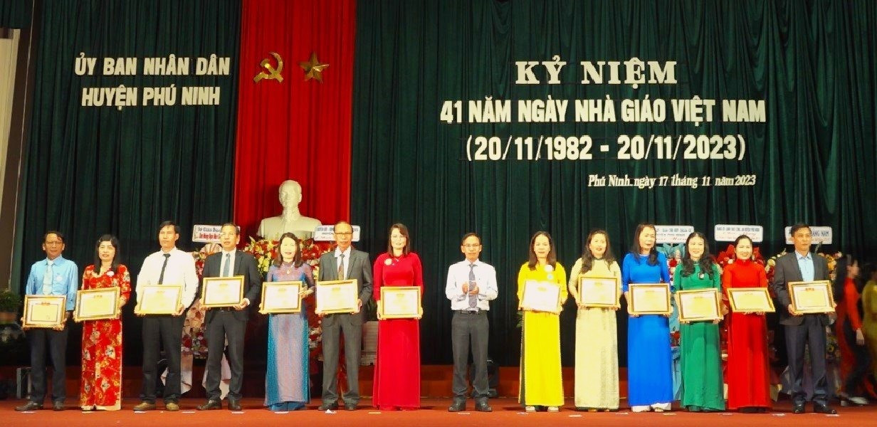 Lãnh đạo UBND huyện Phú Ninh tuyên dương, khen thưởng cho các tập thể, cá nhân có thành tích xuất sắc trong năm học 2022 - 2023. Ảnh: Q.V