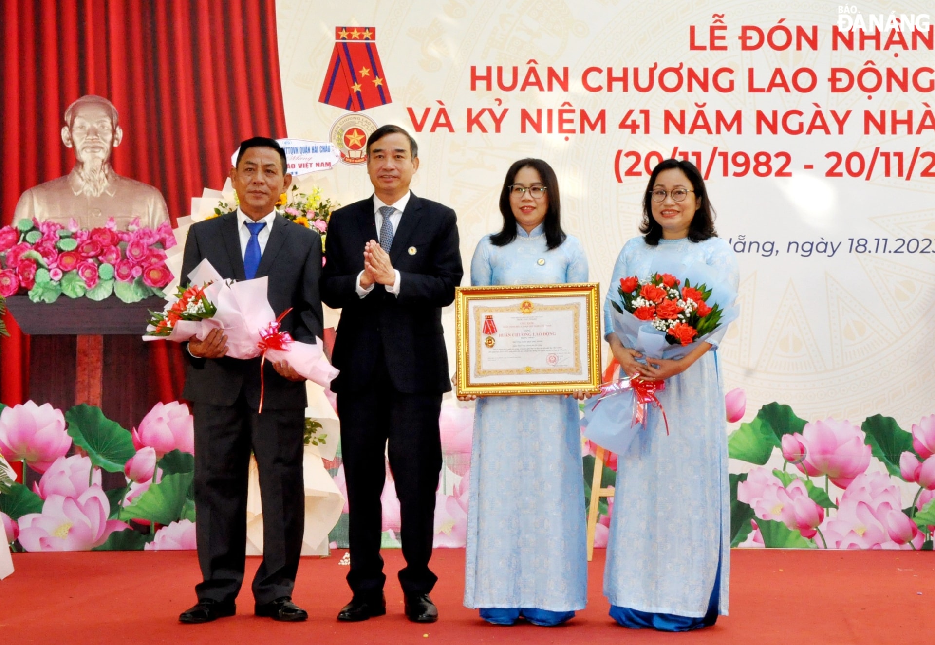 Thừa ủy quyền của Chủ tịch nước, Chủ tịch UBND thành phố Lê Trung Chinh (thứ 2, bên trái sang) trao tặng Huân chương Lao động hạng Nhất cho Trường TH Phù Đổng. Ảnh: LÊ HÙNG