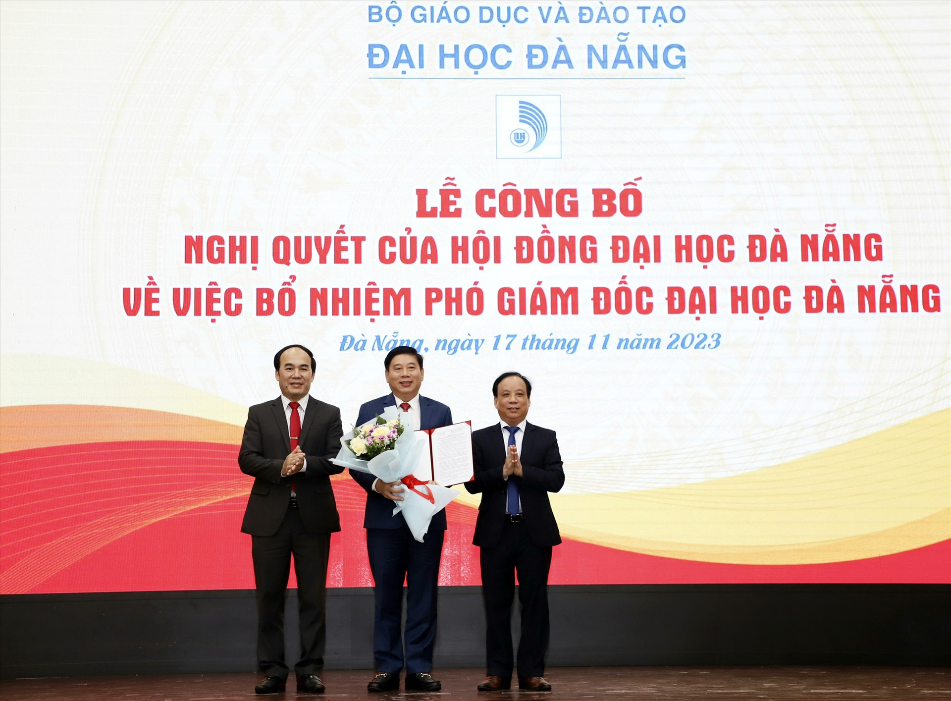 Lãnh đạo Đại học Đà Nẵng trao quyết định Phó Giám đốc cho PGS.TS Nguyễn Mạnh Toàn (ôm hoa). Ảnh VS