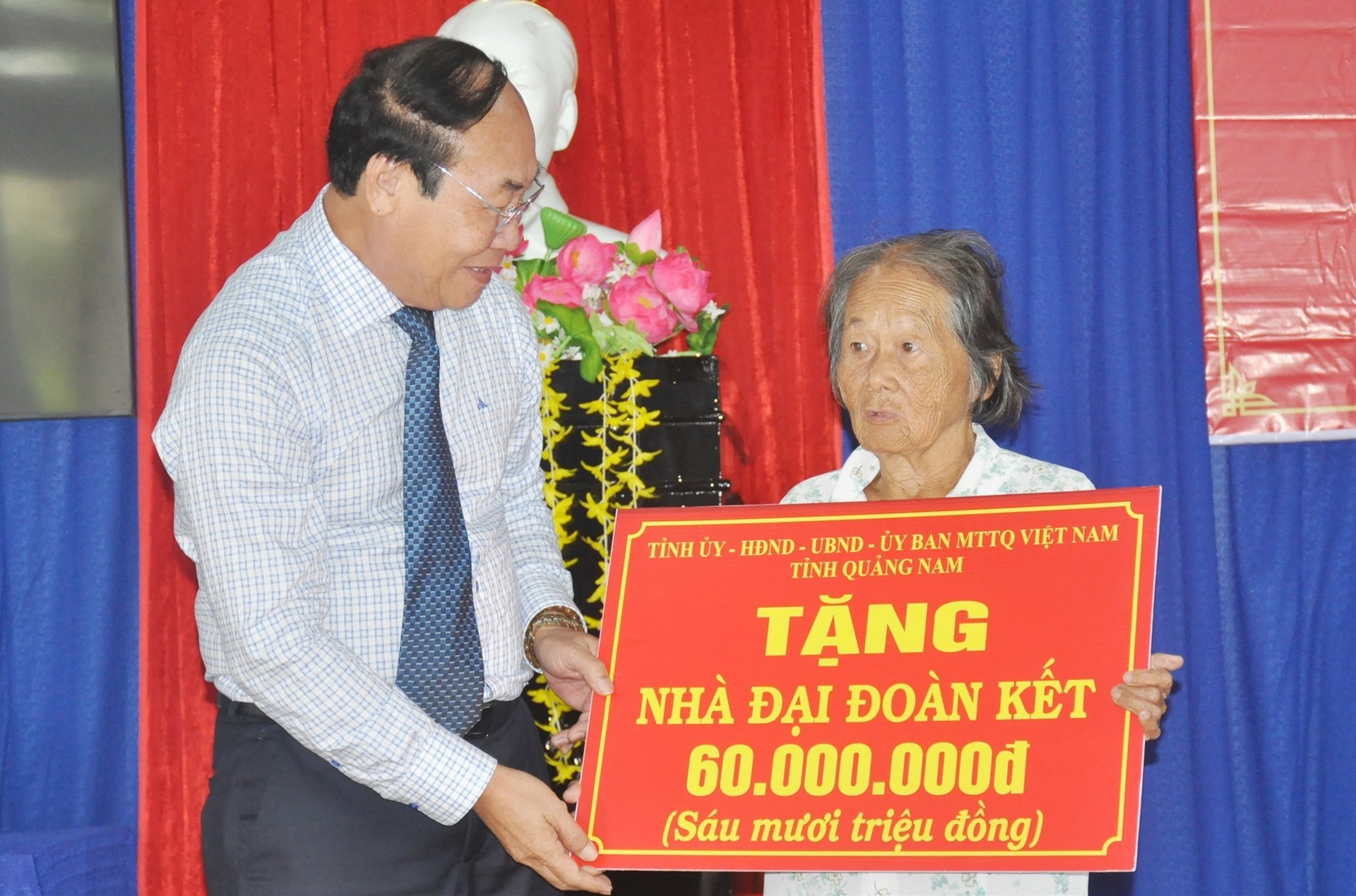 Chủ tịch Ủy ban MTTQ Việt Nam tỉnh Võ Xuân Ca trao tặng nhà đại đoàn kết cho hộ nghèo địa phương. Ảnh: N.Đ