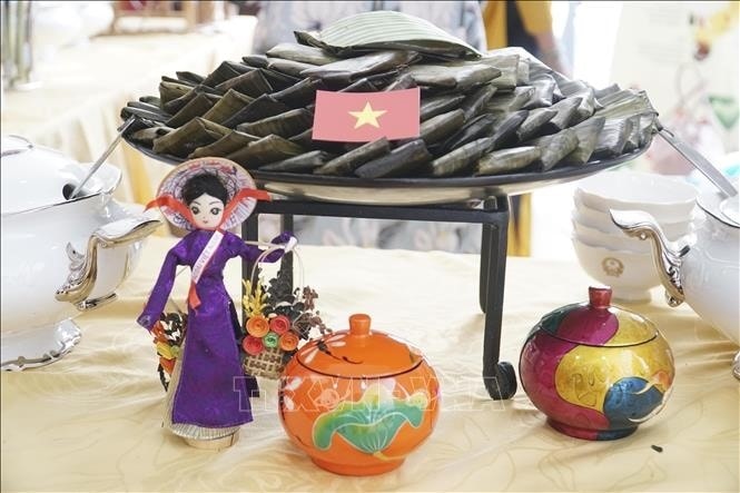 Vietnamese culture is introduced to international friends in Laos. (Photo: Baotintuc.vn)