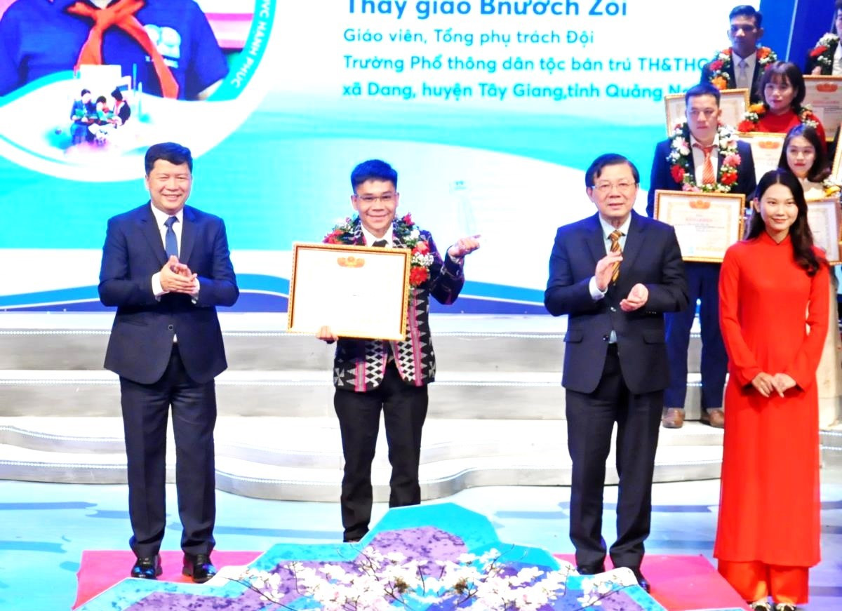 Thầy giáo Bnướch Zói trong nhận bằng khen của Bộ GD-ĐT chương trình vinh danh. Ảnh: NVCC