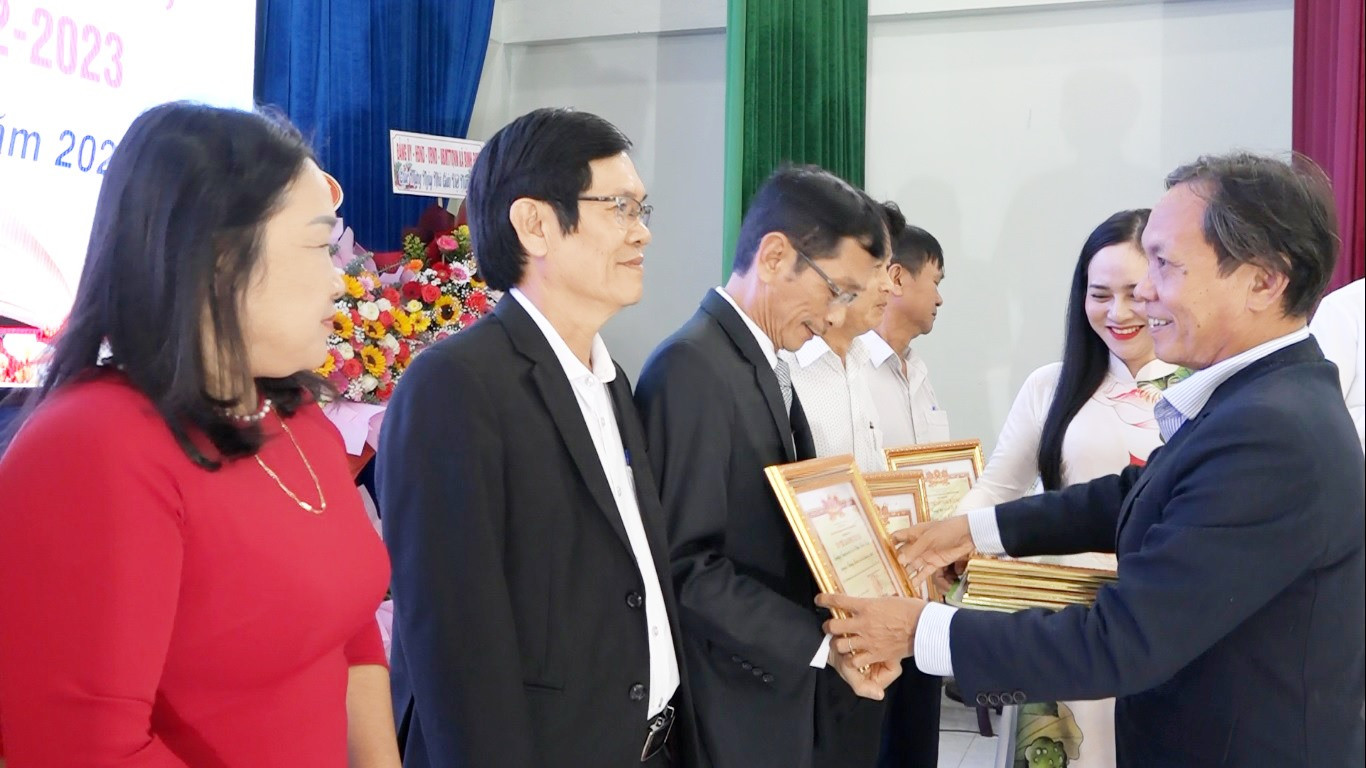 Lãnh đạo huyện Thăng Bình trao bằng khen của UBND tỉnh cho các tập thể được công nhận Tập thể lao động xuất sắc. Ảnh: MT