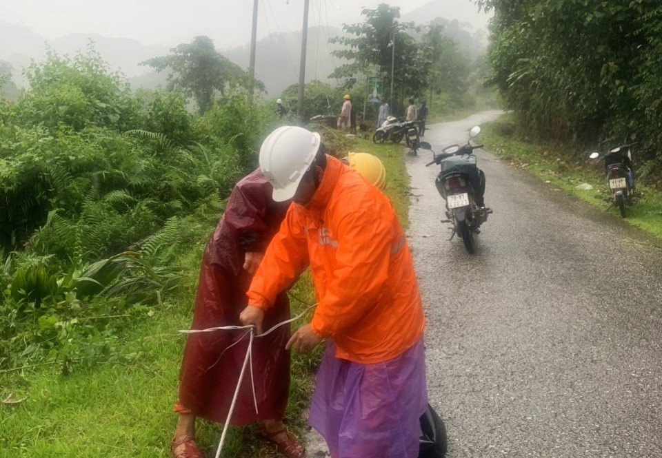 Đấu nối đường dây bị đứt, sự cố ngã trụ điện xuống sông Toong cấp điện trở lại cho dân xã Trà Ka. Ảnh: NB.