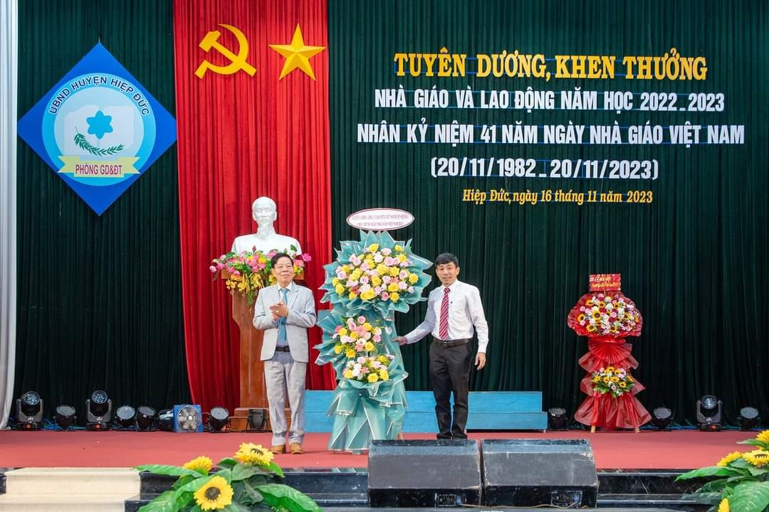 Bí thư Huyện ủy Nguyễn Văn Tỉnh tặng lẵng hoa chúc mừng 41 năm Ngày Nhà giáo Việt Nam. Ảnh: Phòng GD-ĐT Hiệp Đức