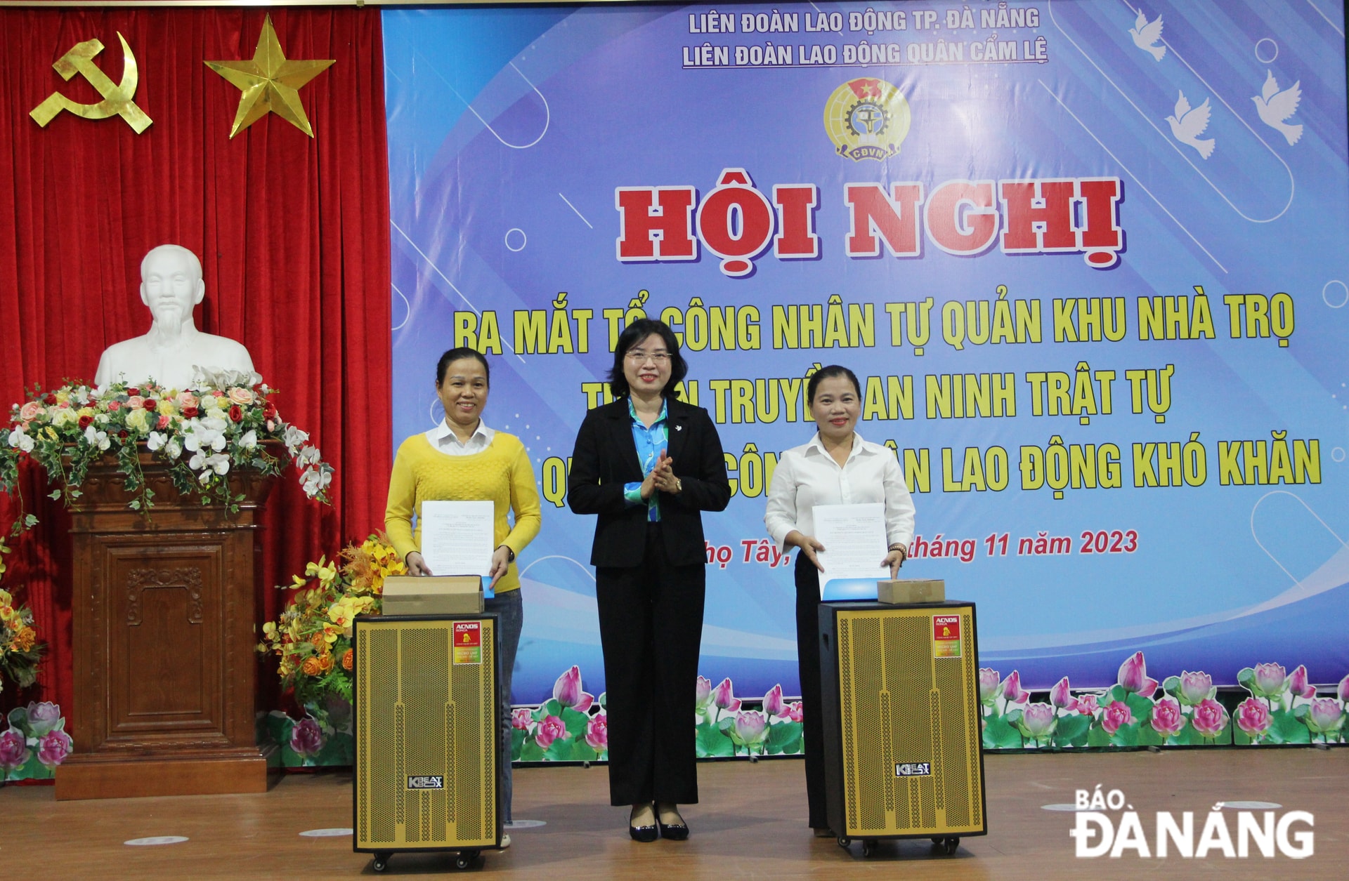 Chủ tịch LĐLĐ thành phố Phan Thị Thúy Linh (giữa) trao 2 bộ âm thanh di động cho ban điều hành các tổ công nhân tự quản. Ảnh: X.H