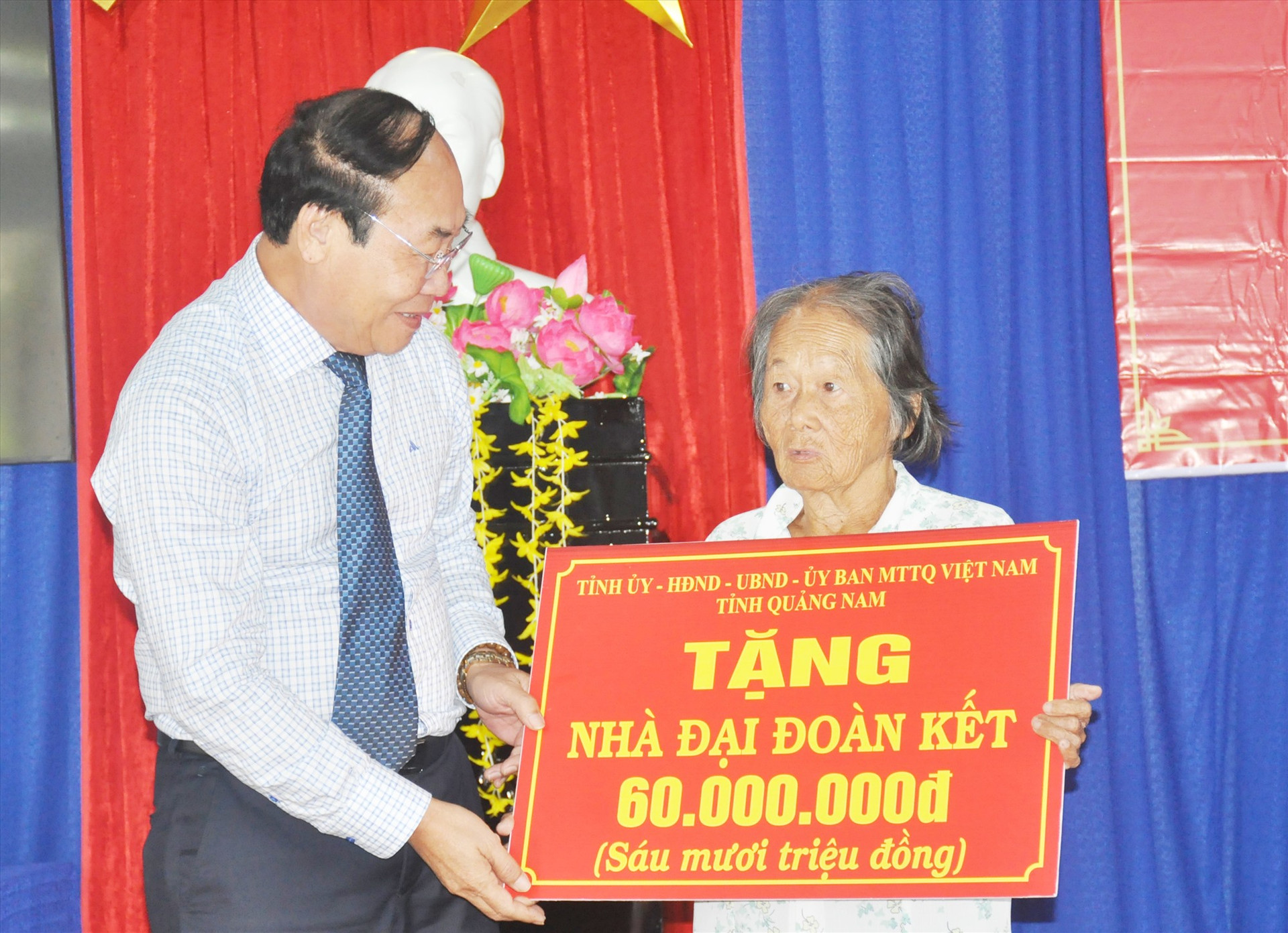 Cuối tuần qua, Chủ tịch Ủy ban MTTQ Việt Nam tỉnh Võ Xuân Ca đã đến dự ngày hội đại đoàn kết tại khu dân cư thôn Phước Lộc (xã Tam Thái, Phú Ninh) vào trao tặng nhà đại đoàn kết cho hộ nghèo địa phương. Ảnh: H.GIANG