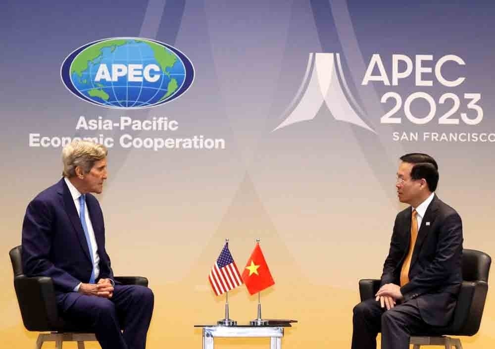 Vietnamese President Vo Van Thuong (R) meets US Special Presidential Envoy for Climate John Kerry in San Francisco on November 16 on the sidelines of the 30th APEC Leaders' Week. (Photo: VNA)