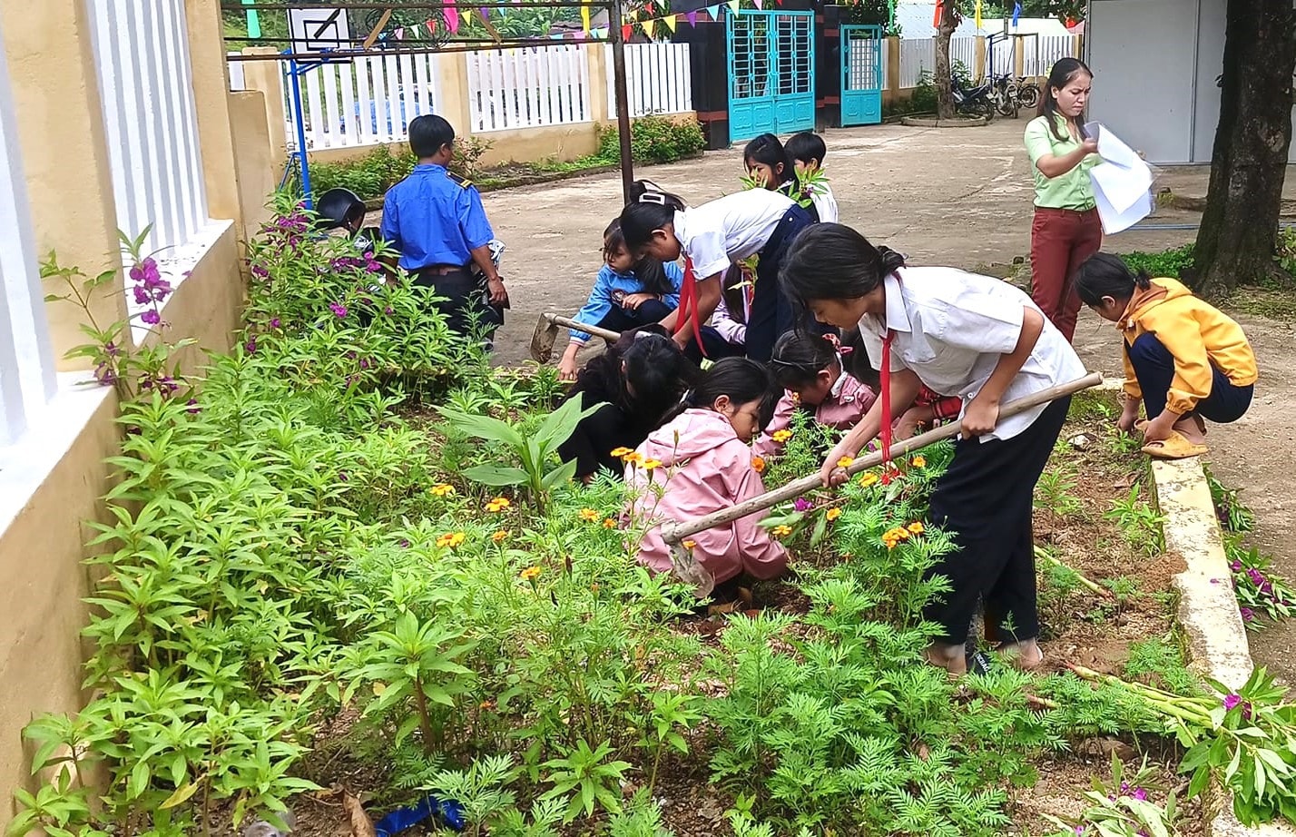 Ngoài chất lượng giáo dục, học sinh còn được rèn luyện thể chất, ý thức bảo vệ môi trường. Ảnh: Đ.N