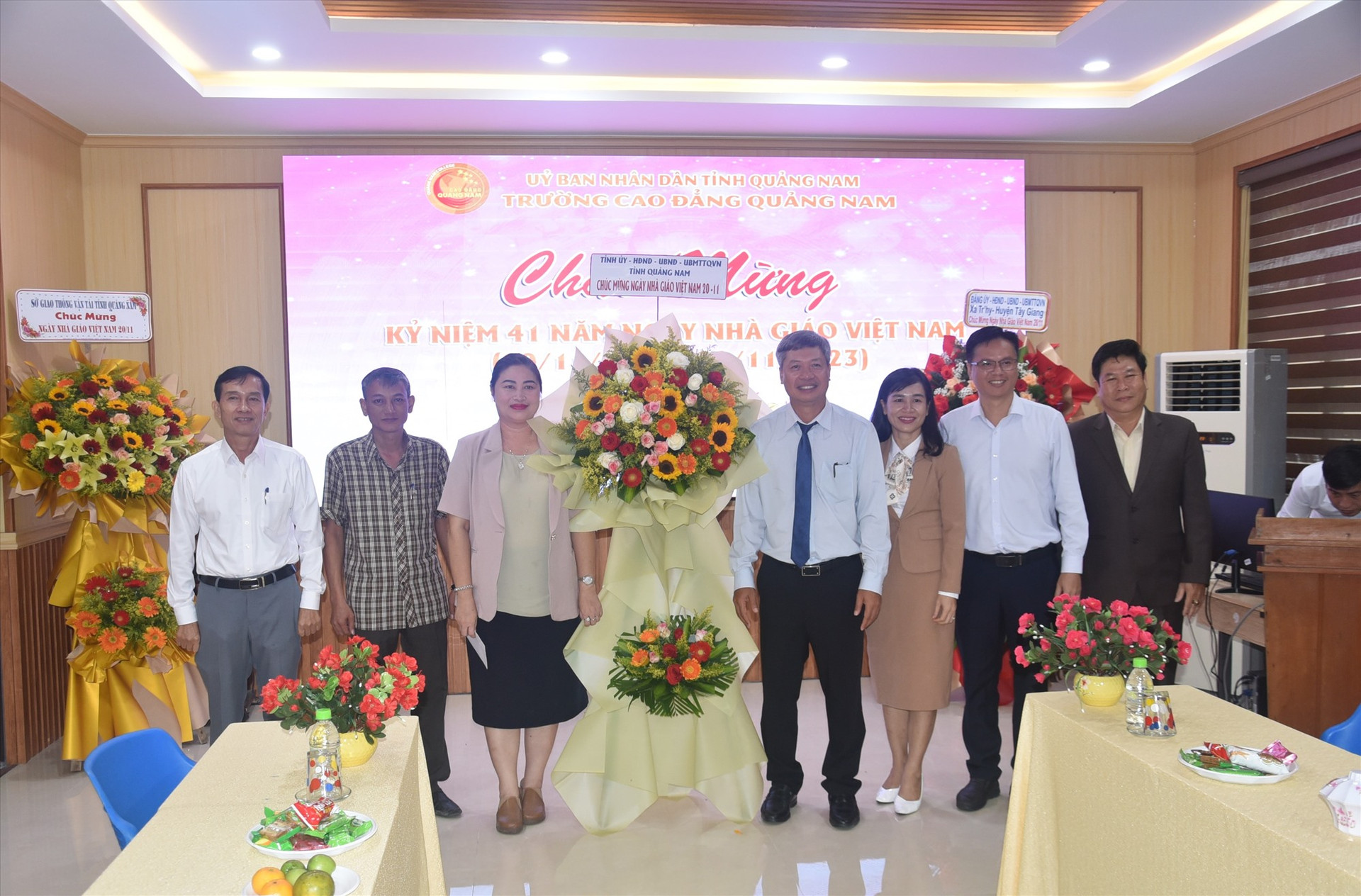 Phó Chủ tịch UBND tỉnh Hồ Quang Bửu tặng hoa cho Trường Cao đẳng nghề Quảng Nam. Ảnh: X.P