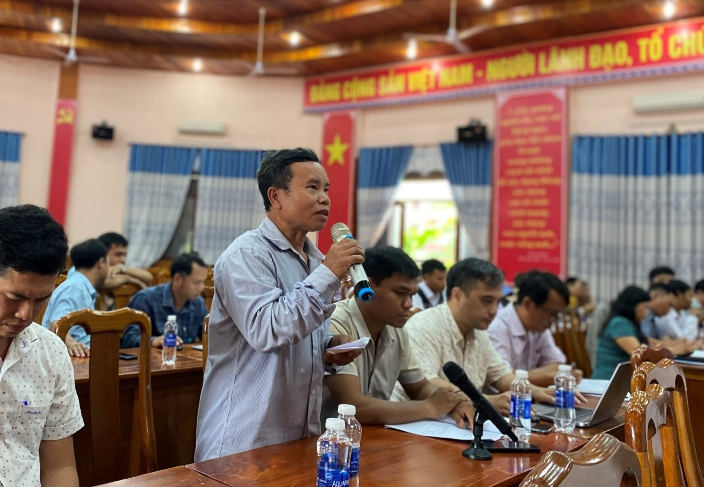 Cử tri phát biểu trong một phiên tiếp xúc cử tri của Đoàn ĐBQH tỉnh Quảng Nam.