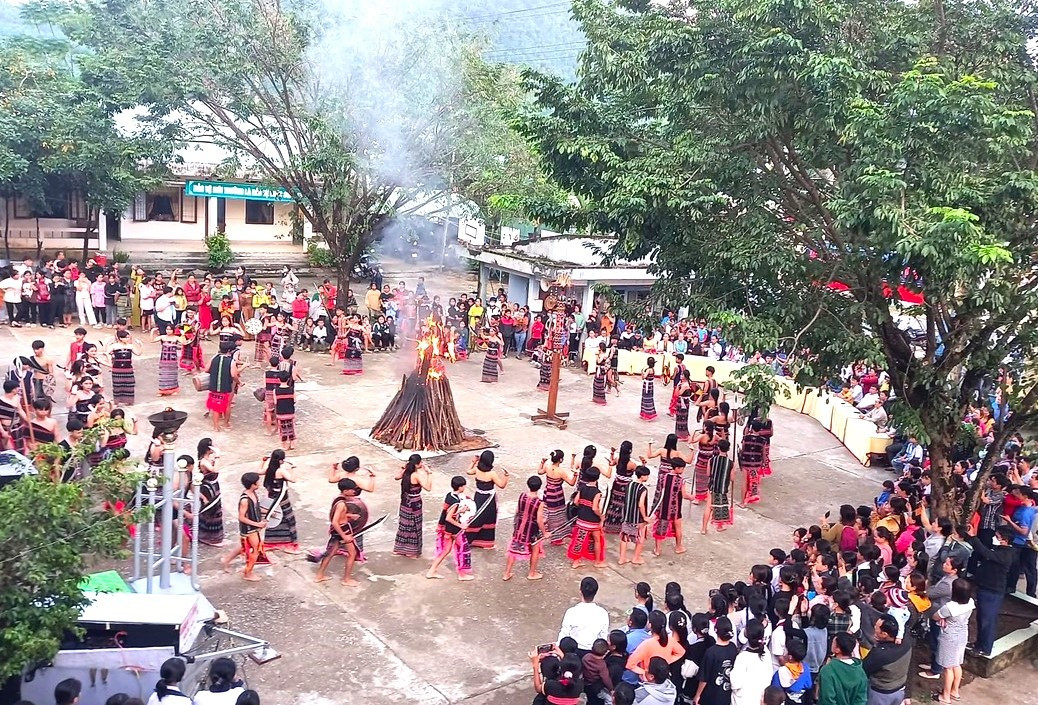 Không gian lễ hội mừng lúa mới được tổ chức tại trường Phổ thông dân tộc nội trú THCS Nam Giang. Ảnh: Đ.N