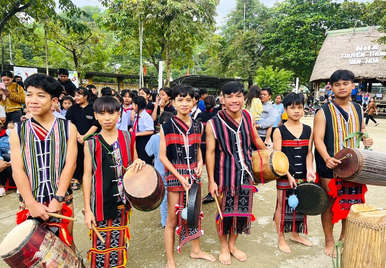 Thông qua lễ hội mừng lúa mới, chương trình tri ân thầy cô bằng sắc màu truyền thống của đồng bào vùng cao. Ảnh: Đ.N