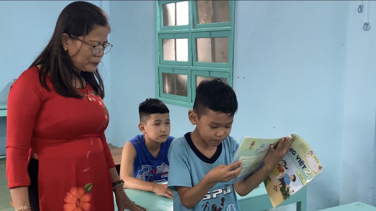 Sự tận tâm, gần gũi của cô giáo Võ Thị Yến đã giúp nhiều em học sinh tiến bộ. Ảnh: V.L