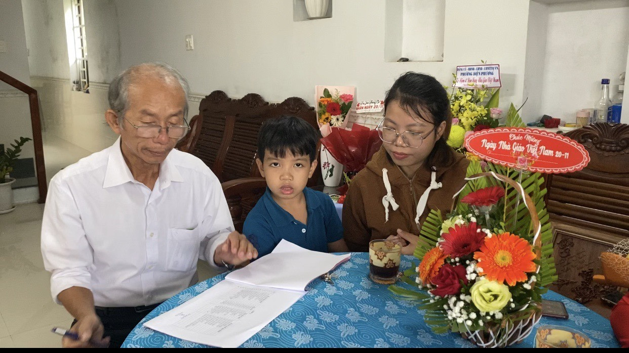 Nhiều phụ huynh đã dẫn con em đến gửi học với thầy Nguyễn Văn Lại. Ảnh: V.L
