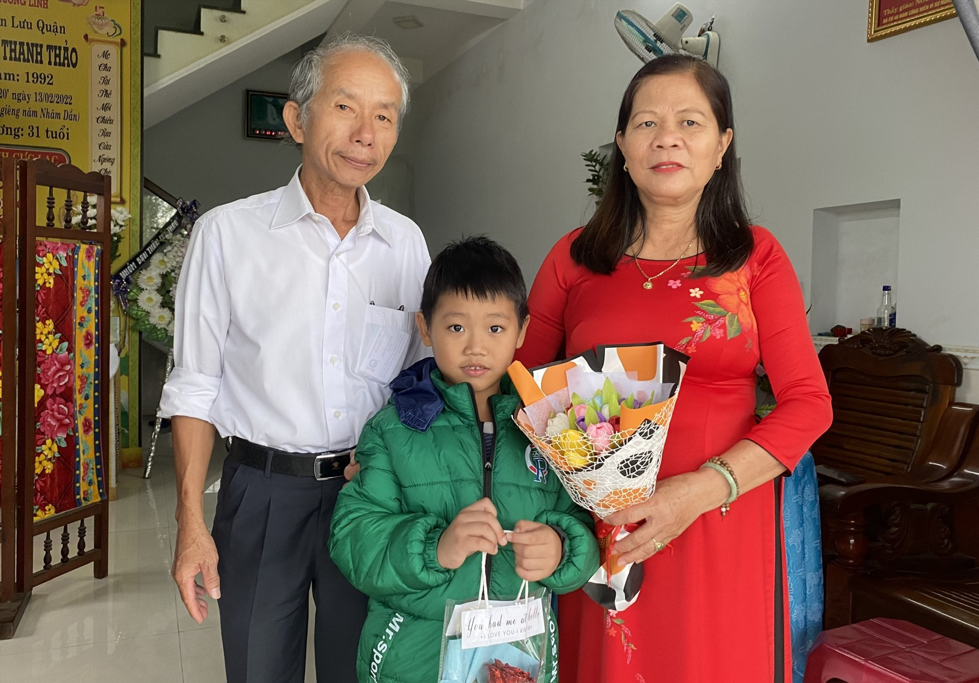 Học trò tặng hoa mừng Ngày Nhà giáo VN cho thầy Nguyễn Văn Lại và cô Võ Thị Yến. Ảnh: V.L