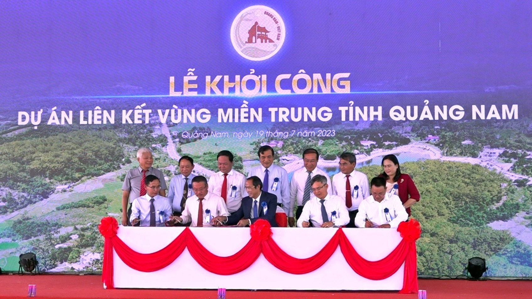 Các đơn vị ký cam kết giải phóng mặt bằng và bàn giao mặt bằng cho đơn vị thi công tại Lễ khởi công dự án Liên kết vùng miền Trung tỉnh Quảng Nam, vào ngày 19/7/2023. Ảnh: Đ.L