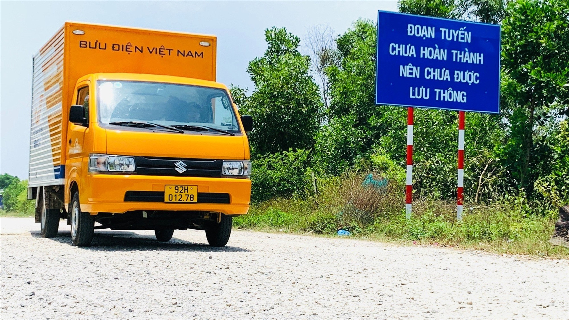Dự án đường nối từ tuyến Võ Chí Công đến quốc lộ 1 tại ngã ba Cây Cốc bị vướng hộ bà Bùi Thị Nuôi suốt 7 năm qua. Ảnh: Q.VIỆT