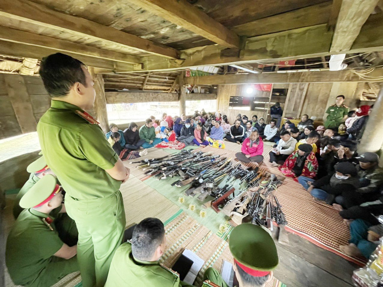 Công an huyện Tây Giang tổ chức vận động tuyên truyền giao nộp súng tự chế tại xã Ga Ry.Ảnh: T.C