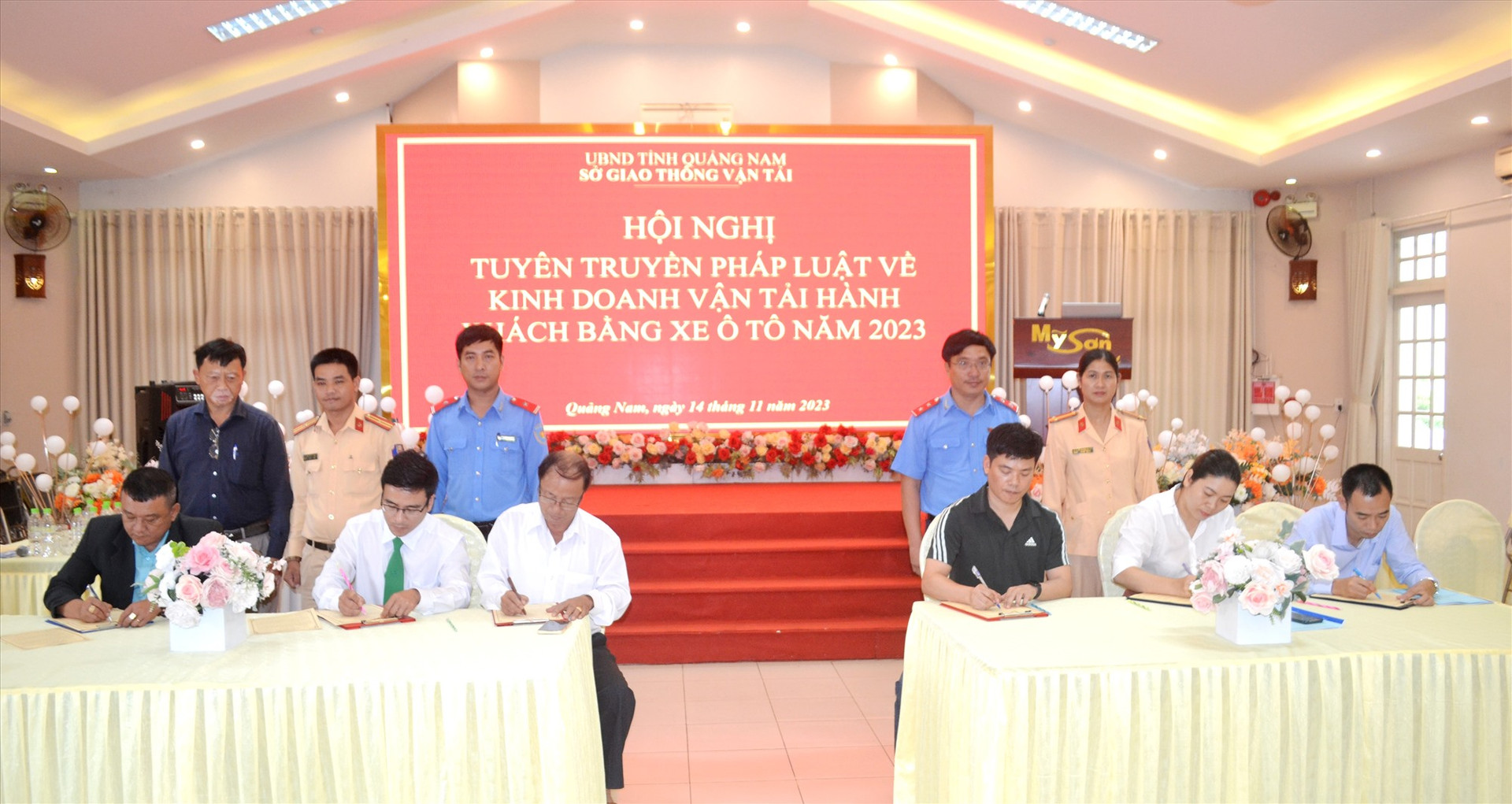 Đơn vị KDVT khách bằng ô tô ký cam kết với UBND tỉnh, Sở GTVT tại hội nghị được tổ chức vào ngày 14/11 vừa qua. Ảnh: CT