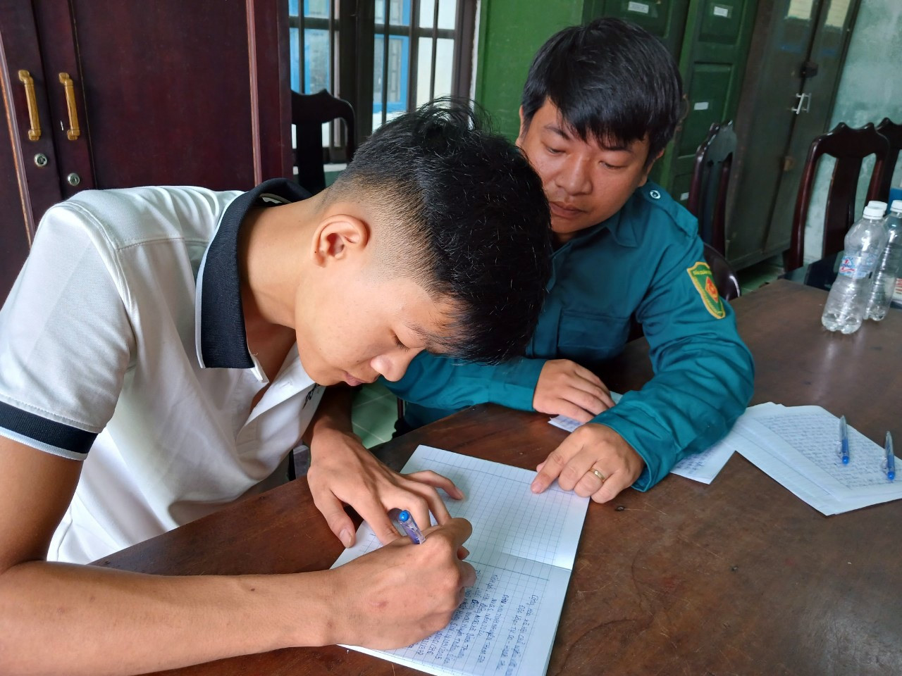Thanh niên Trần Văn Thám viết đơn tình nguyện nhập ngũ.