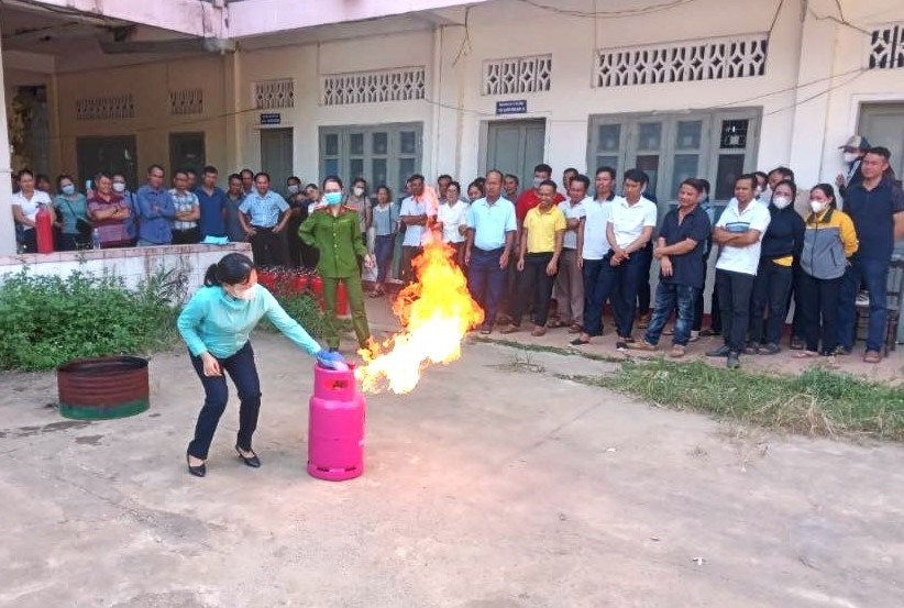 Thực hành xử lý tình huống cháy nổ cho học viên lớp tập huấn nghiệp vụ PCCC do Công an huyện Bắc Trà My tổ chức. Ảnh: NB.