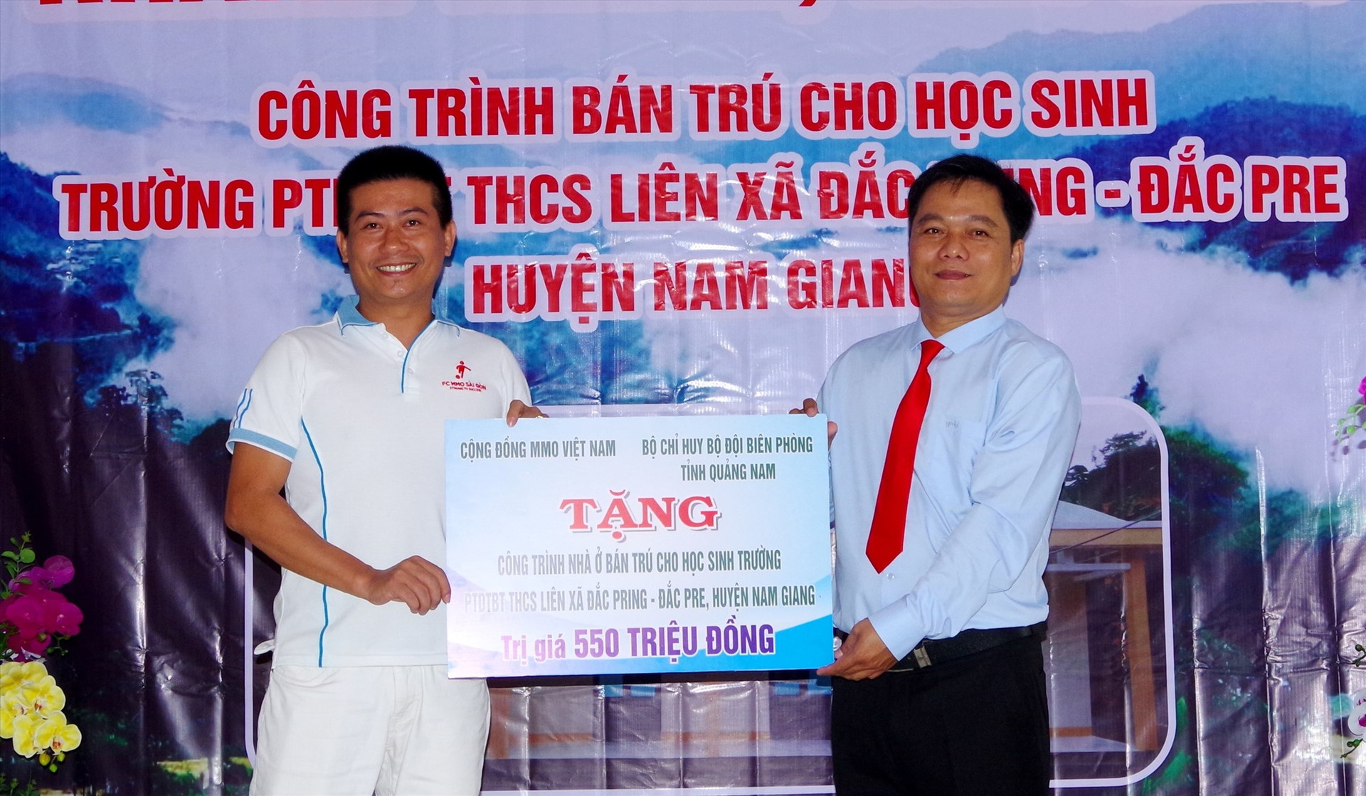 Đại diện Cộng Đồng MMO (bên trái) trao biển tượng trưng trao tặng 550 triệu đồng cho Trường PTDTBT THCS liên xã Đắc Pring – Đắc Pre. Ảnh: VĂN VINH