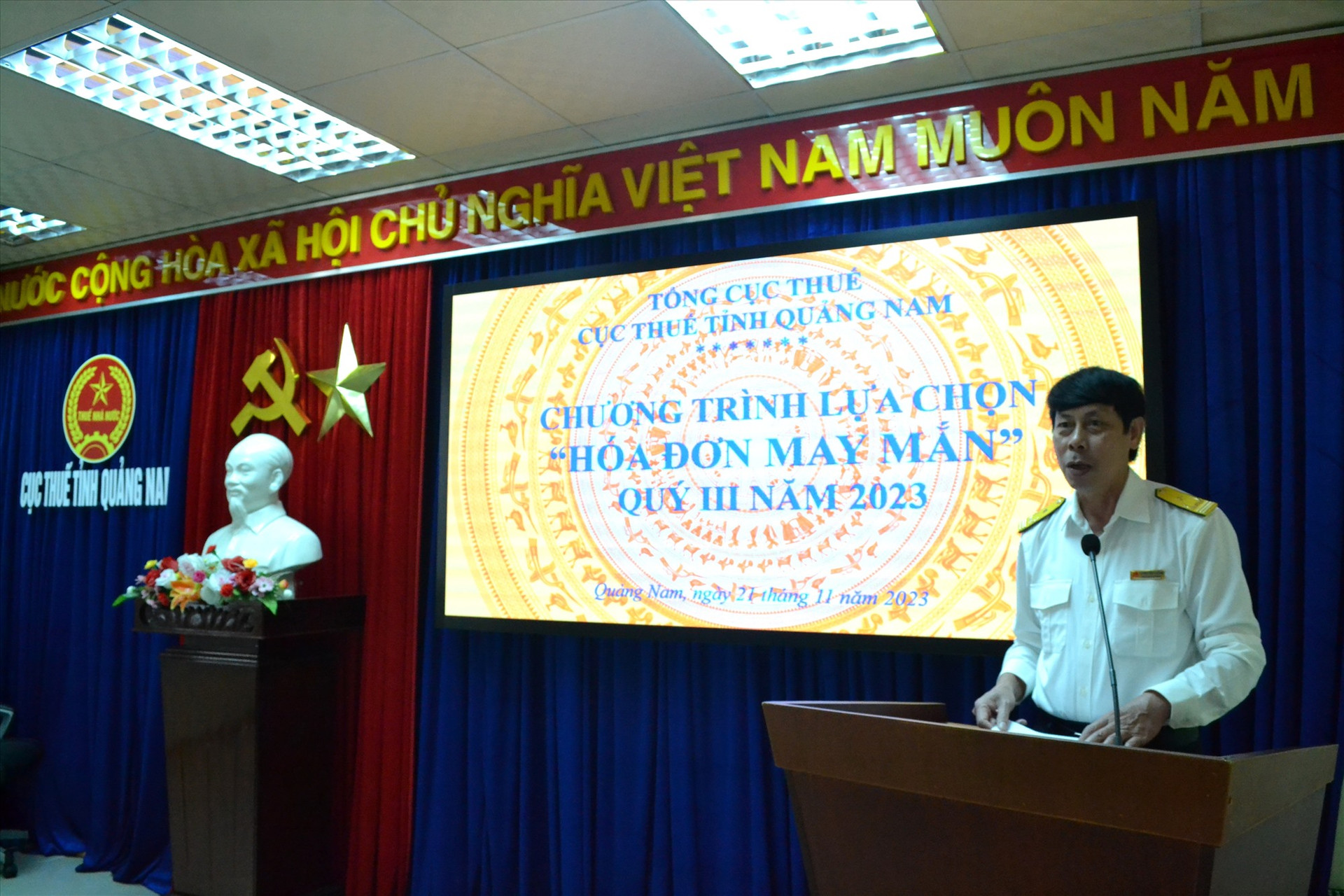 Ông Lương Đình Đường - Phó Cục trưởng Cục Thuế Quảng Nam phát biểu tại chương trình quay thưởng “Hóa đơn may mắn” quý III/2023. Ảnh: Q.VIỆT