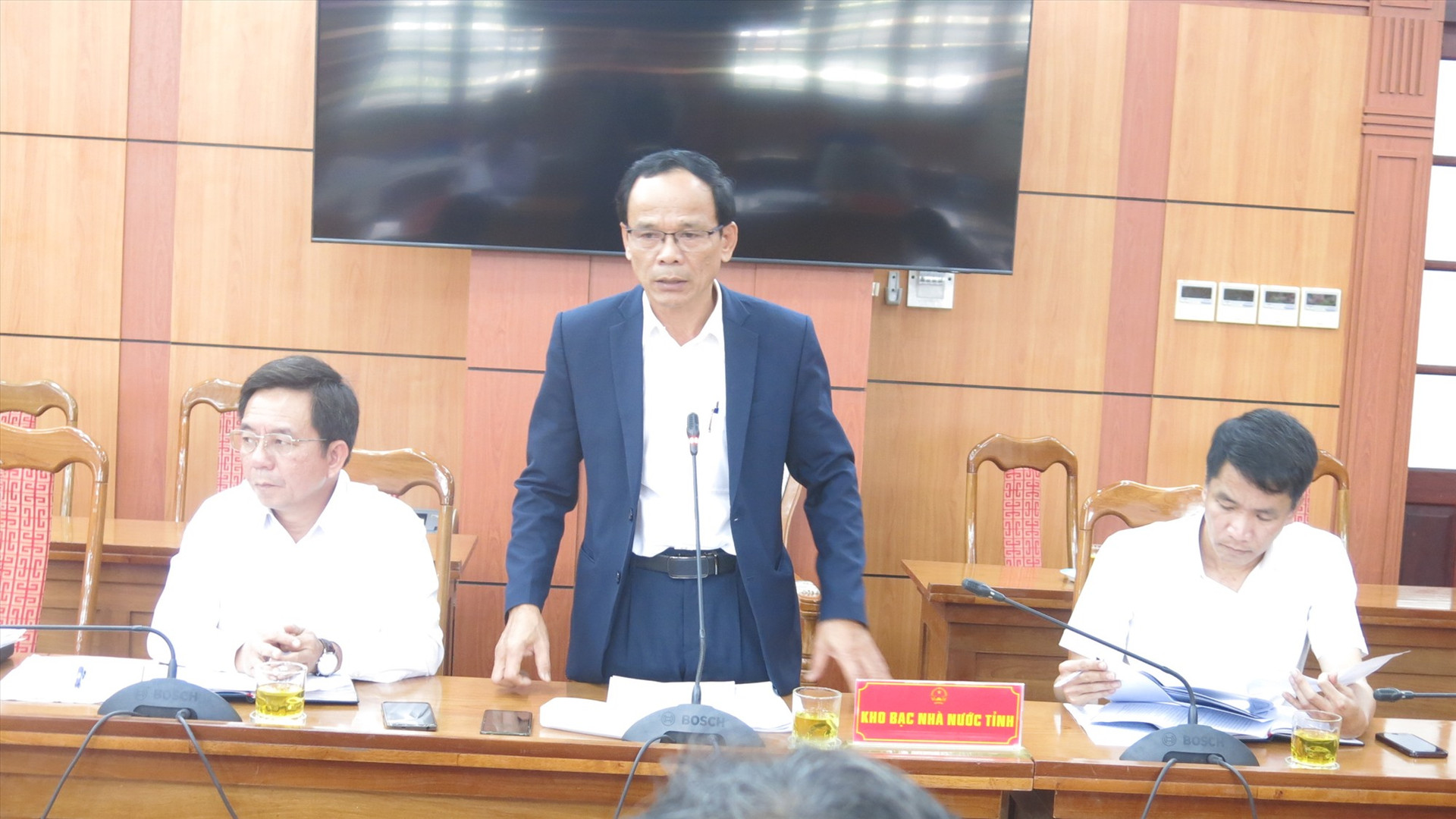 Phó giám đốc Kho bạc Nhà nước Quảng Nam trình bày báo cáo và giải trình việc kiểm soát chi vốn ngân sách