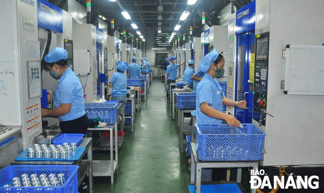 Hoạt động sản xuất ở Công ty TNHH Daiwa Việt Nam. Ảnh: THÀNH LÂN