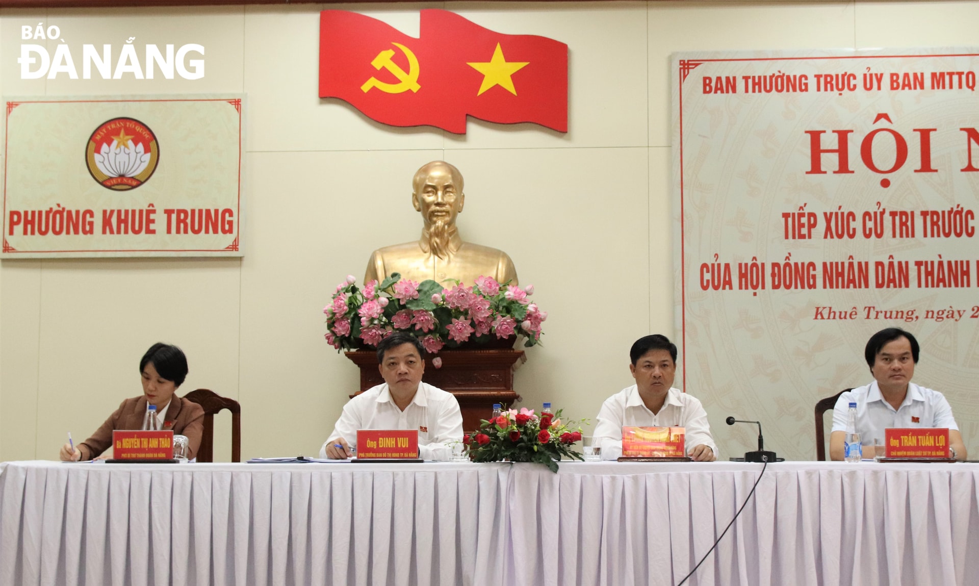 Phó Bí thư Thường trực Thành ủy, Chủ tịch HĐND thành phố Lương Nguyễn Minh Triết (thứ 2, phải sang), cùng các đại biểu HĐND thành phố thuộc tổ đại biểu quận Cẩm Lệ tiếp xúc cử tri trước kỳ họp cuối năm 2023 của HĐND thành phố tại phường Khuê Trung (quận Cẩm Lệ). Ảnh: T. HUY