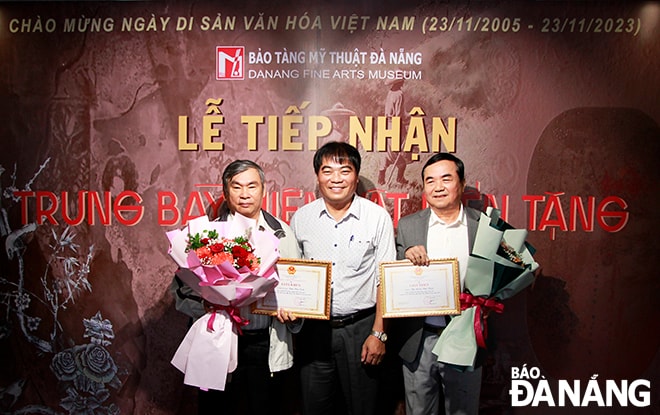 Lãnh đạo Sở Văn hóa và Thể thao tặng hoa và giấy chứng nhận cho các hoa sĩ, nghệ nhân, người hiến tặng hiện vật cho Bảo tàng Mỹ thuật Đà Nẵng trong năm 2023. Ảnh: X.D