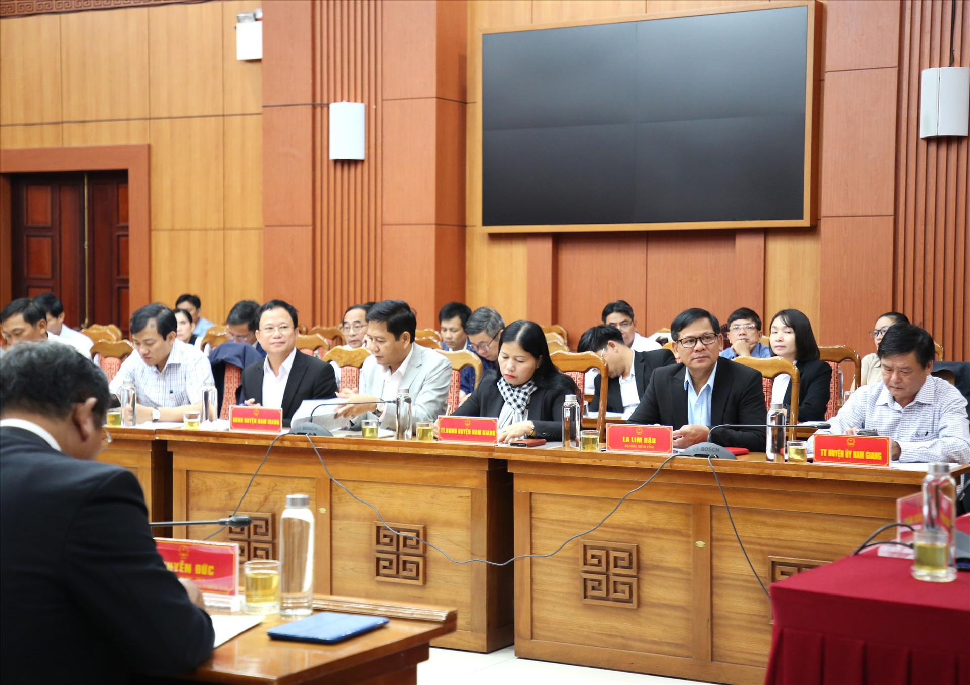 Lãnh đạo huyện Nam Giang tham dự cuộc họp. Ảnh: A.N