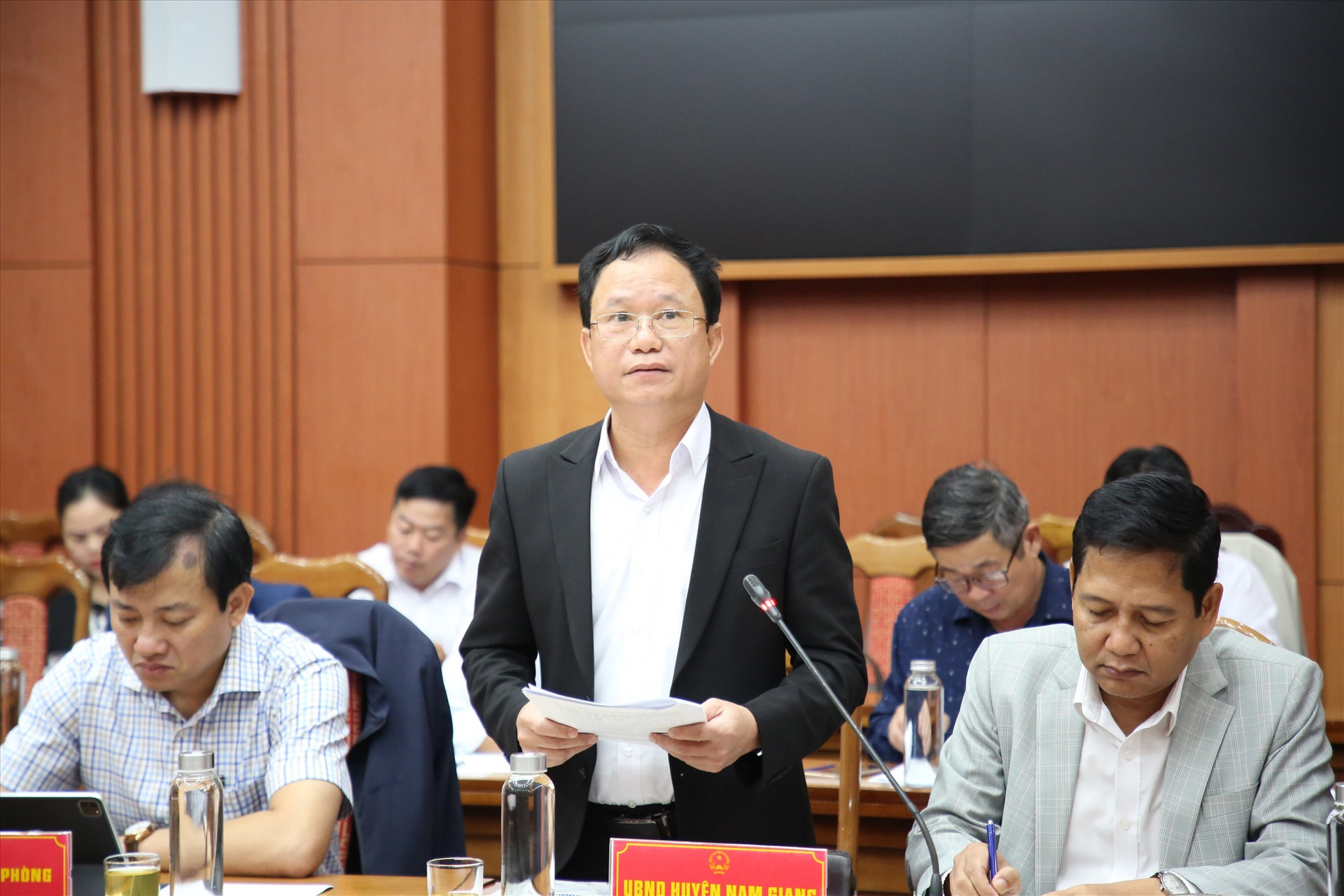Phó Chủ tịch UBND huyện Nam Giang - Châu Văn Ngọ báo cáo tại cuộc họp. Ảnh: A.N