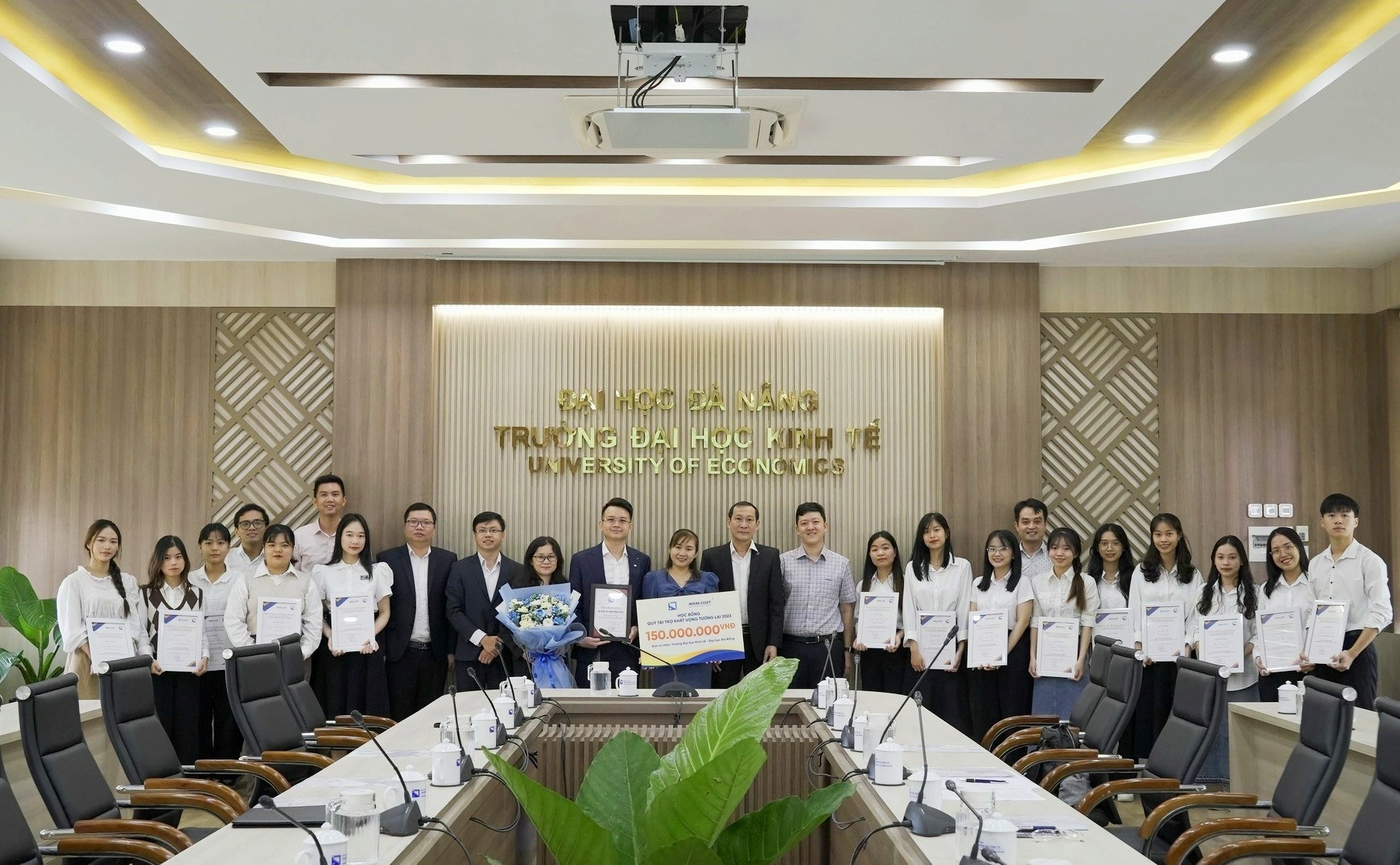 Lãnh đạo Trường ĐH Kinh tế- ĐHĐN và doanh nghiệp chụp ảnh cùng sinh viên nhận học bổng. Ảnh Nguyễn Đắc