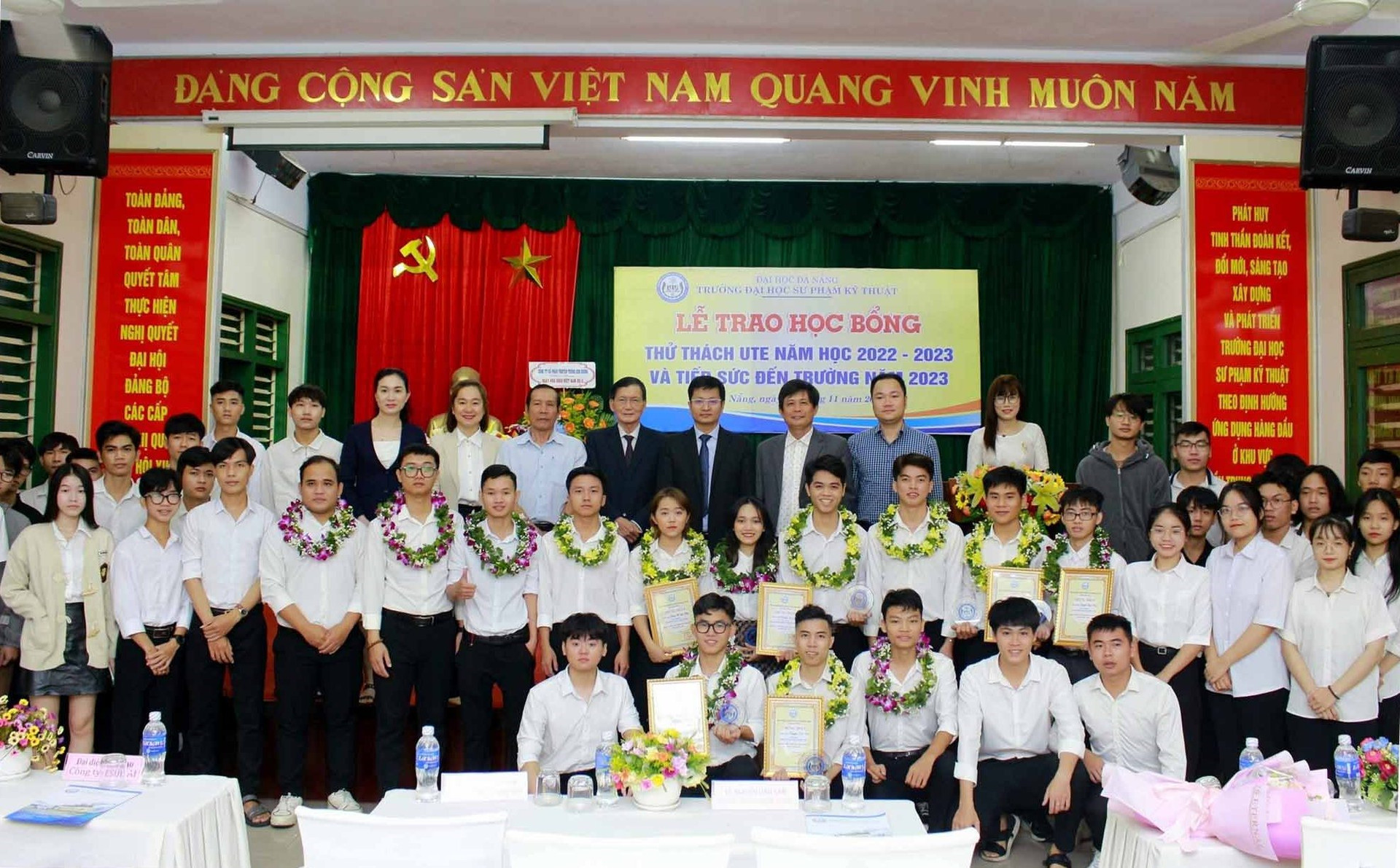 70 SV Trường ĐH Sư phạm Kỹ thuật- ĐHĐN nhận học bổng trị giá 374 triệu đồng. Ảnh Nguyễn Đắc